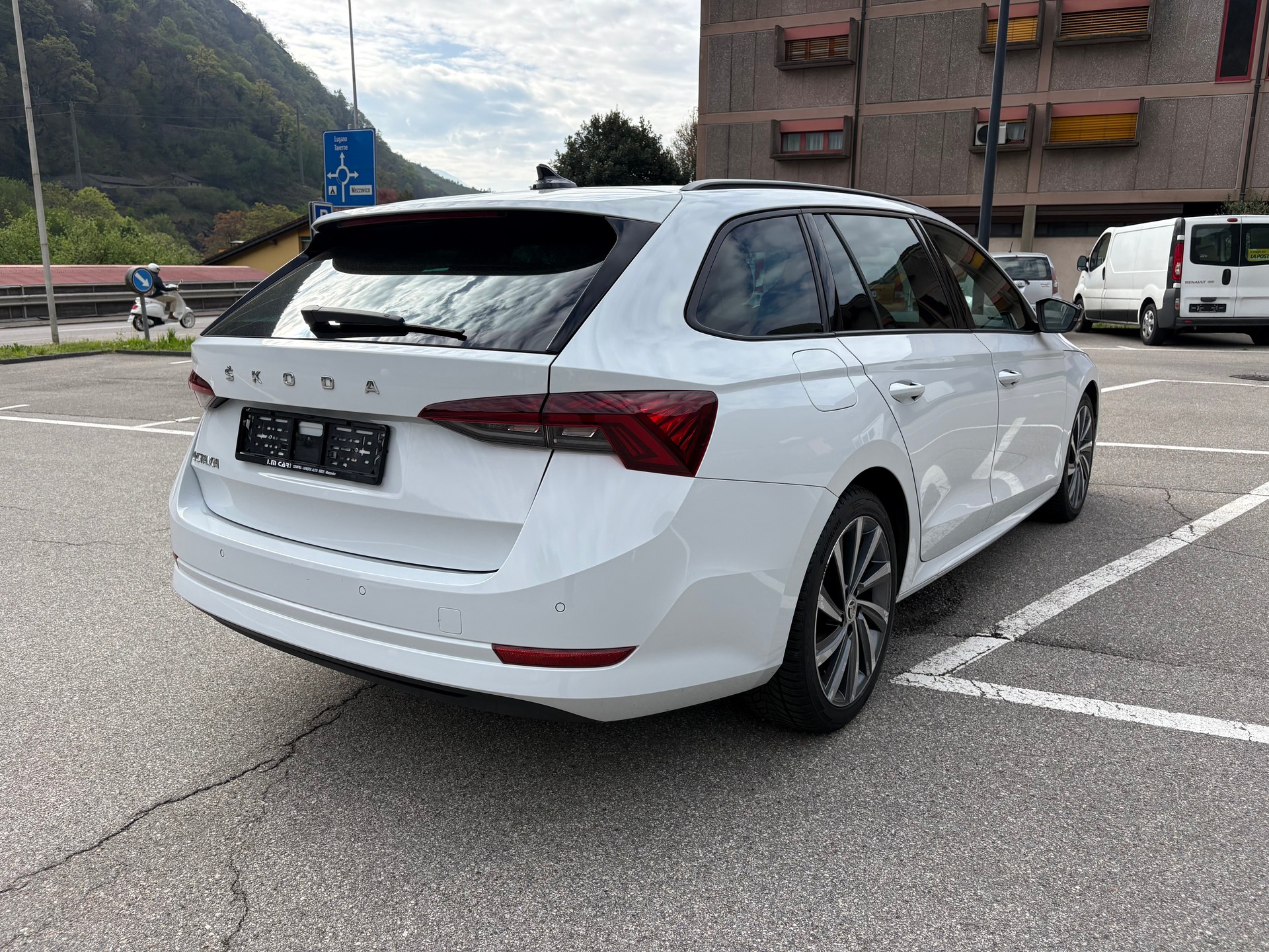 SKODA Octavia Combi 2.0 TDI DSG Ambition-image-2
