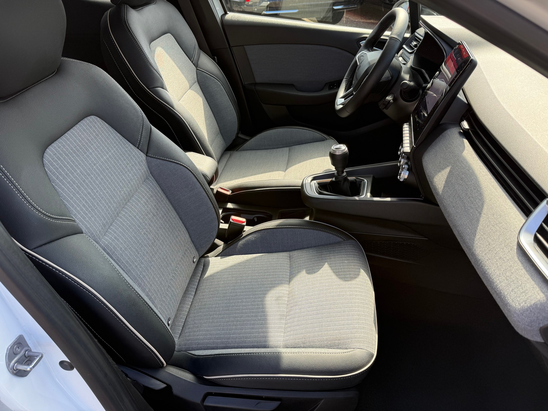 RENAULT Clio 1.0 Techno-image-10