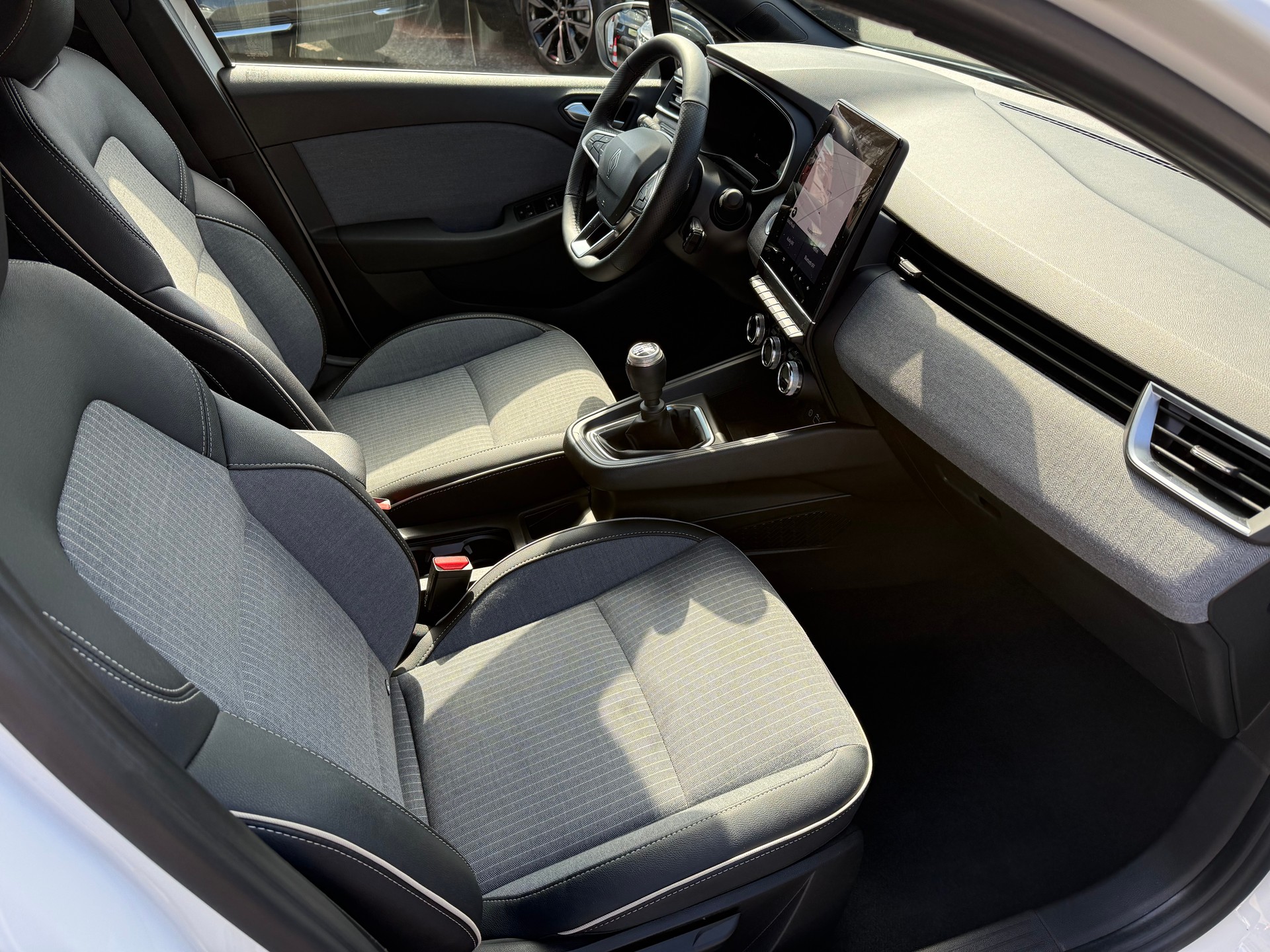RENAULT Clio 1.0 Techno-image-9