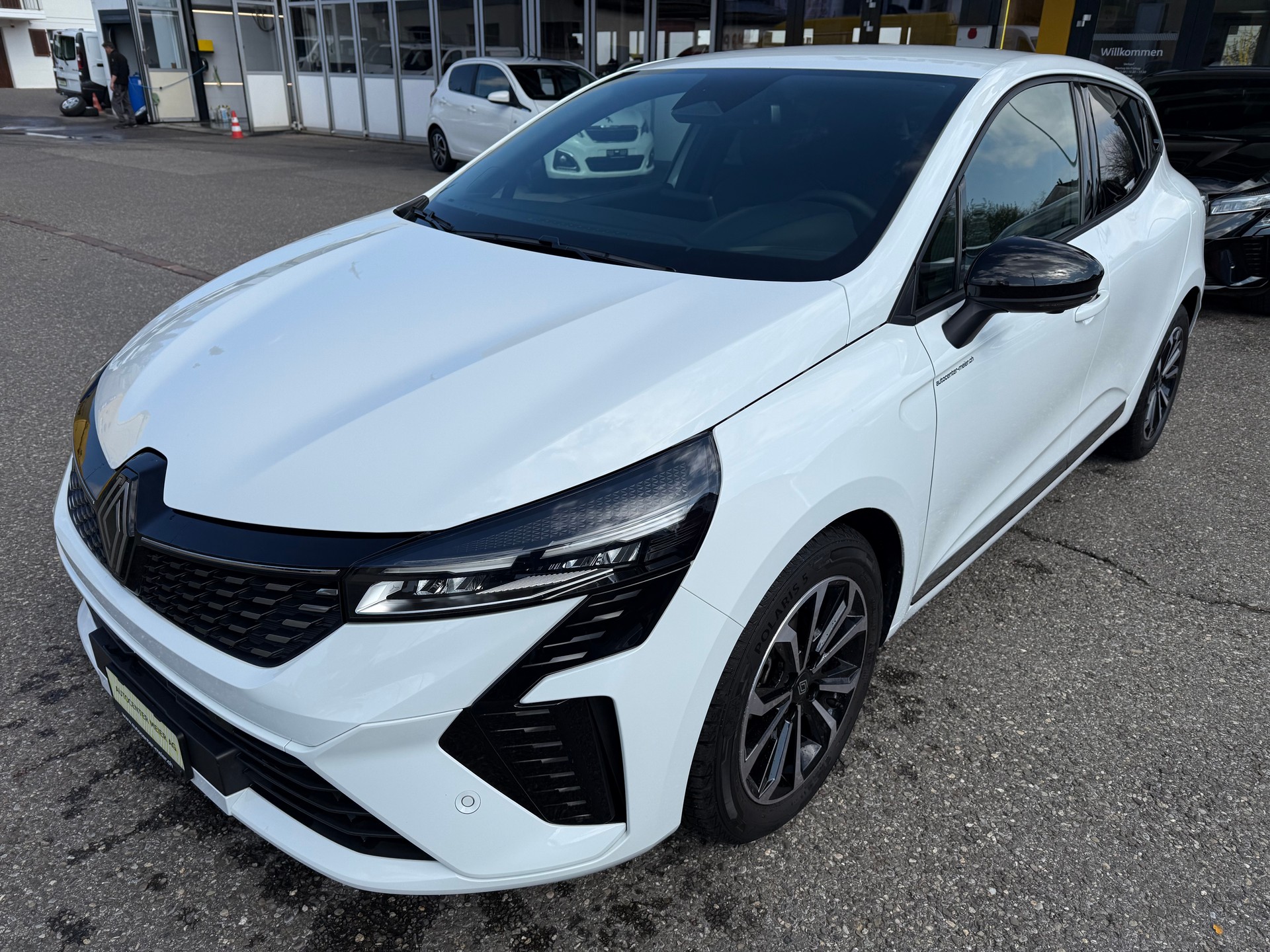 RENAULT Clio 1.0 Techno-showroom-element-1