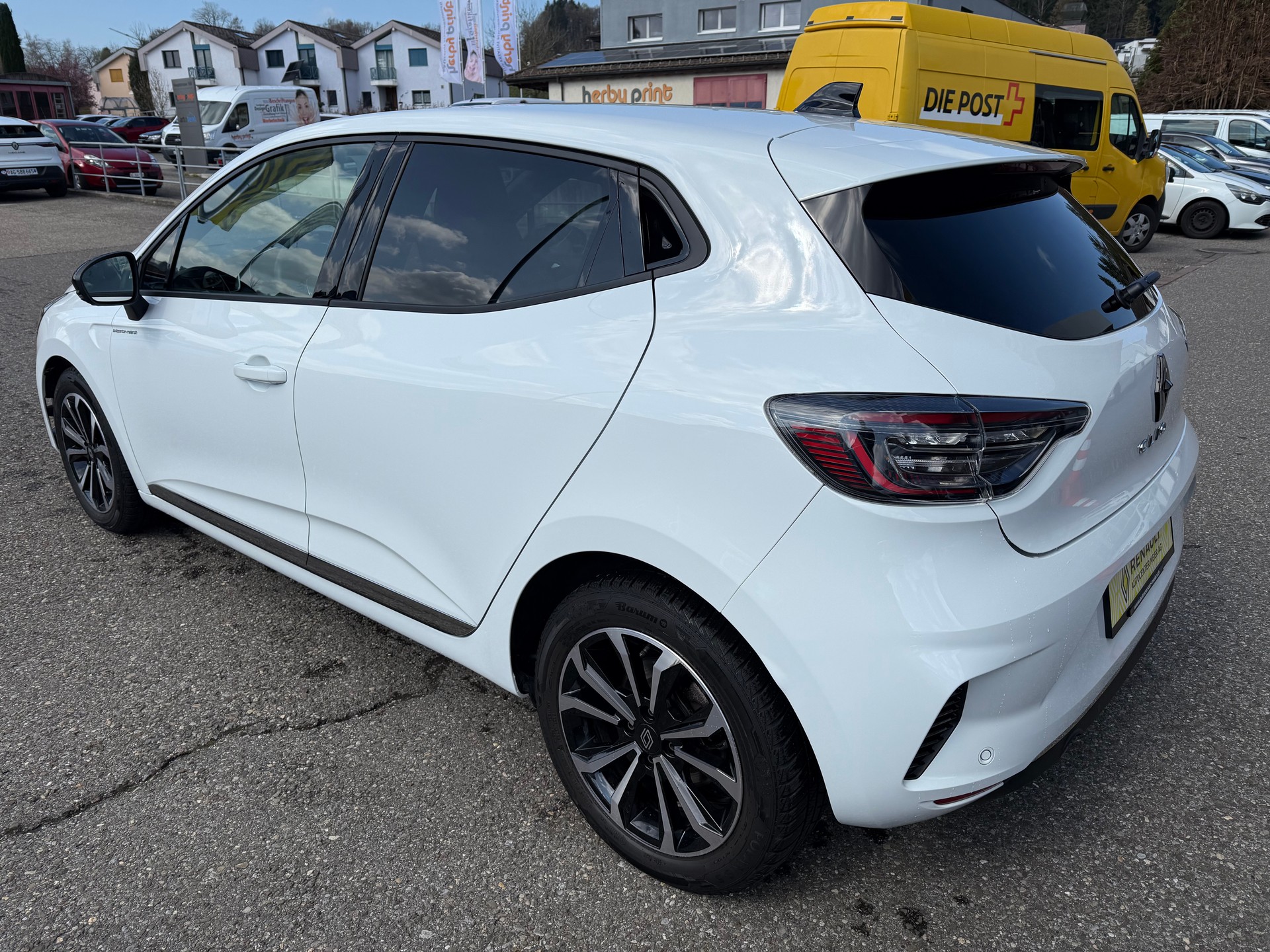 RENAULT Clio 1.0 Techno-showroom-element-3