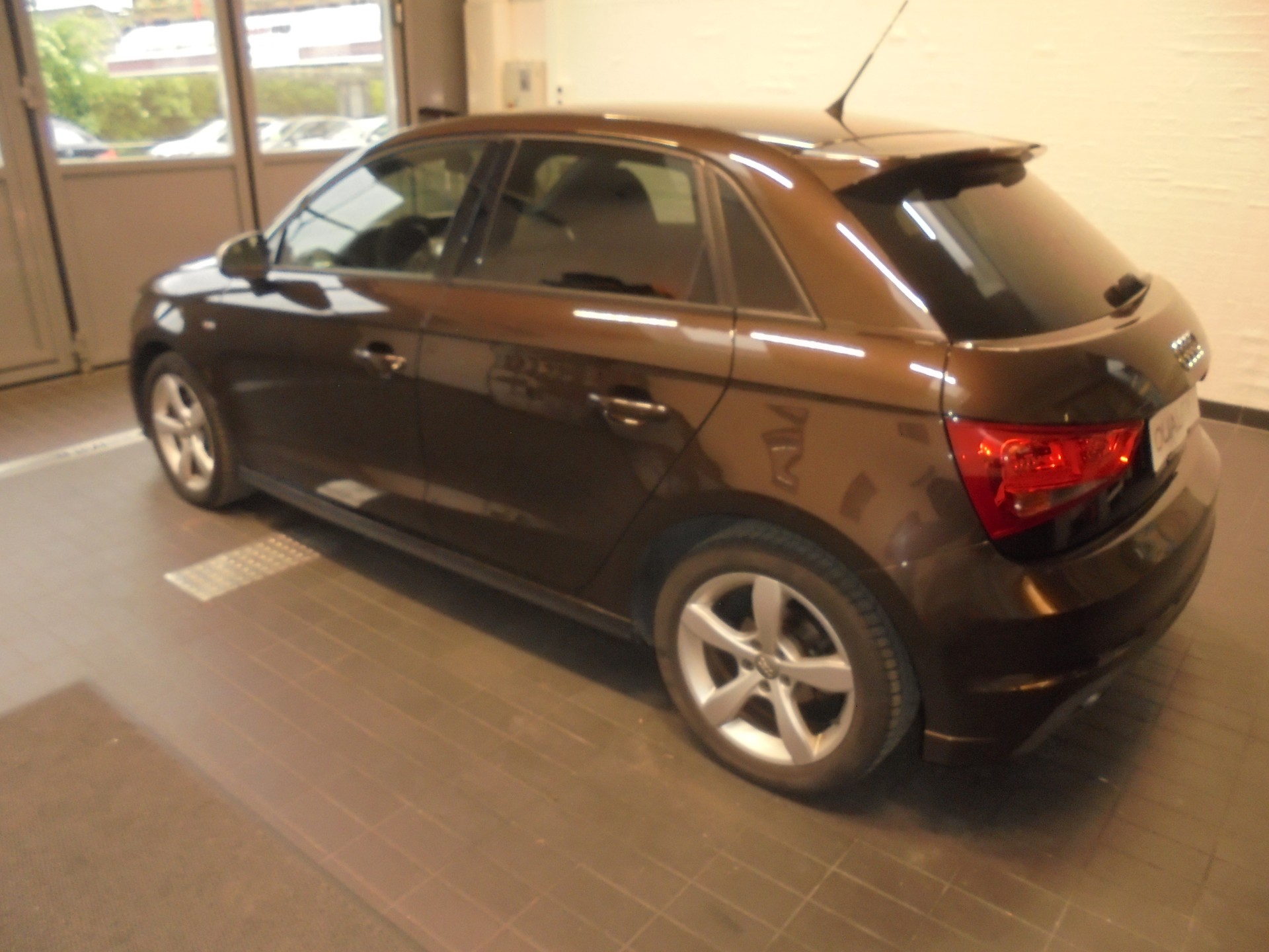 AUDI A1 Sportback 1.4 TFSI Ambition S-tronic-image-2