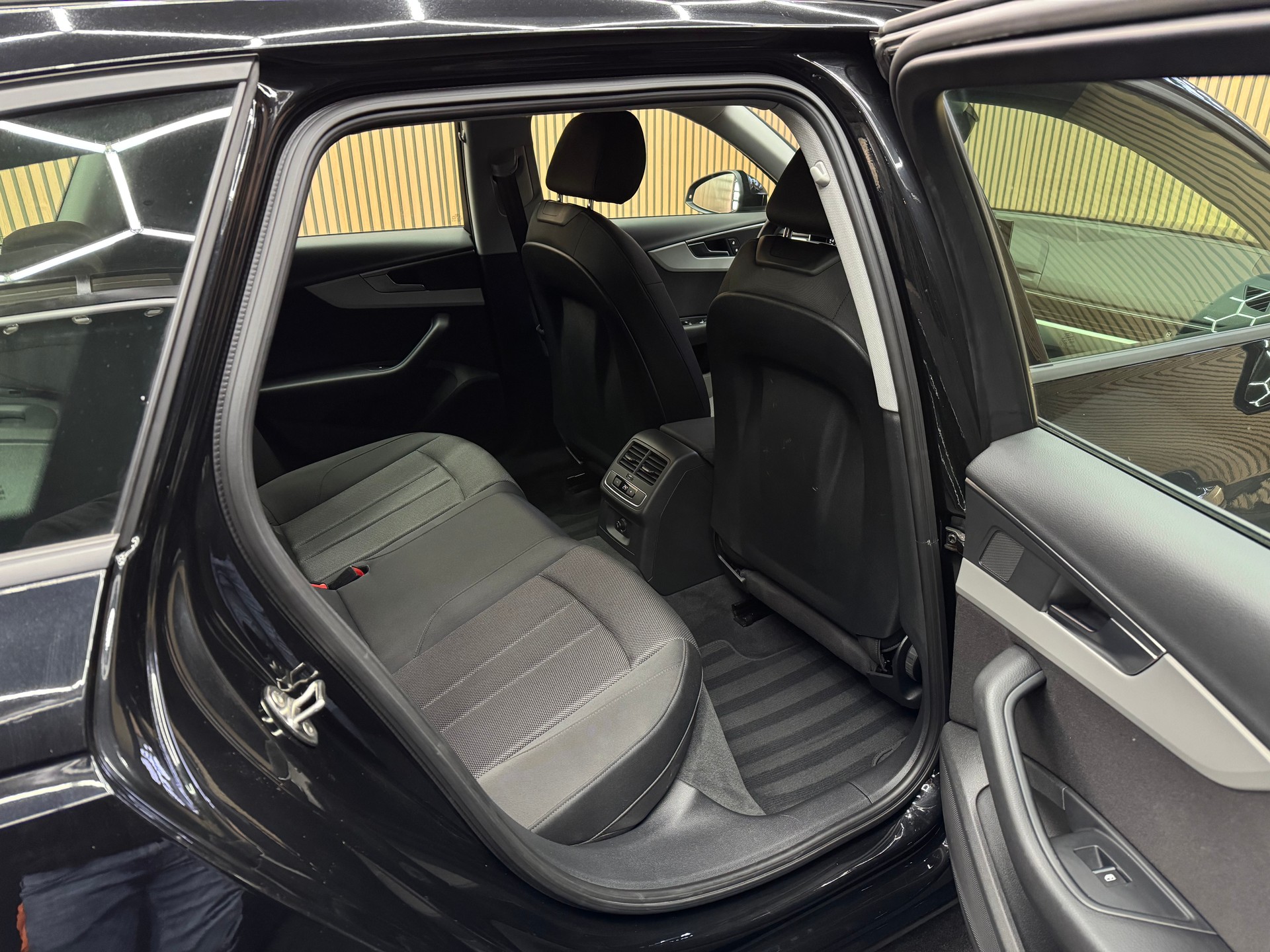 AUDI A4 Avant 2.0 35 TDI Attraction S-Tronic | 1 Jahr Garantie | Facelift | *ab CHF 249.-/ Monat*-image-12