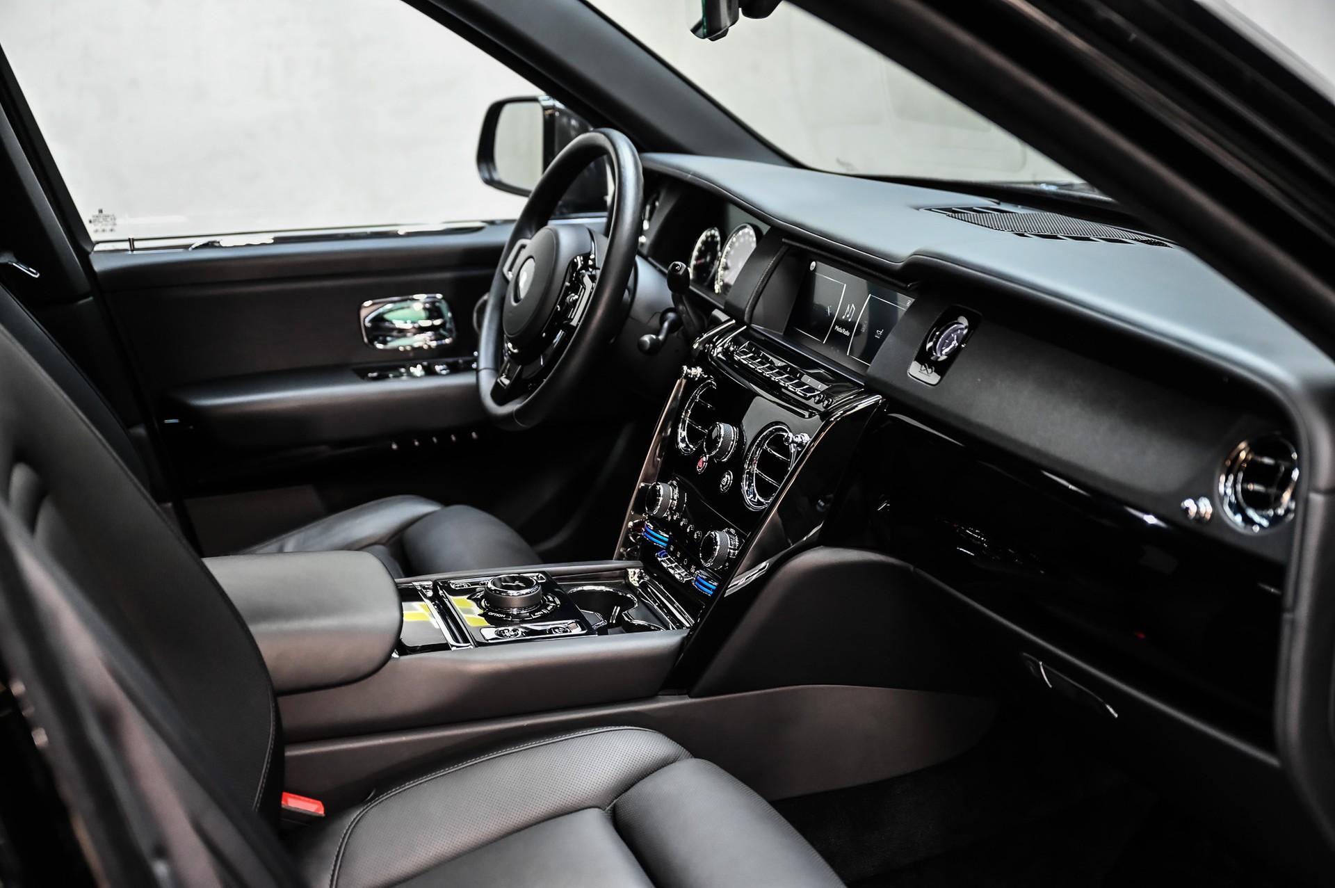 ROLLS-ROYCE Cullinan 6.7 V12 Black Badge KEYVANY HAYULA 1 of 20-image-40
