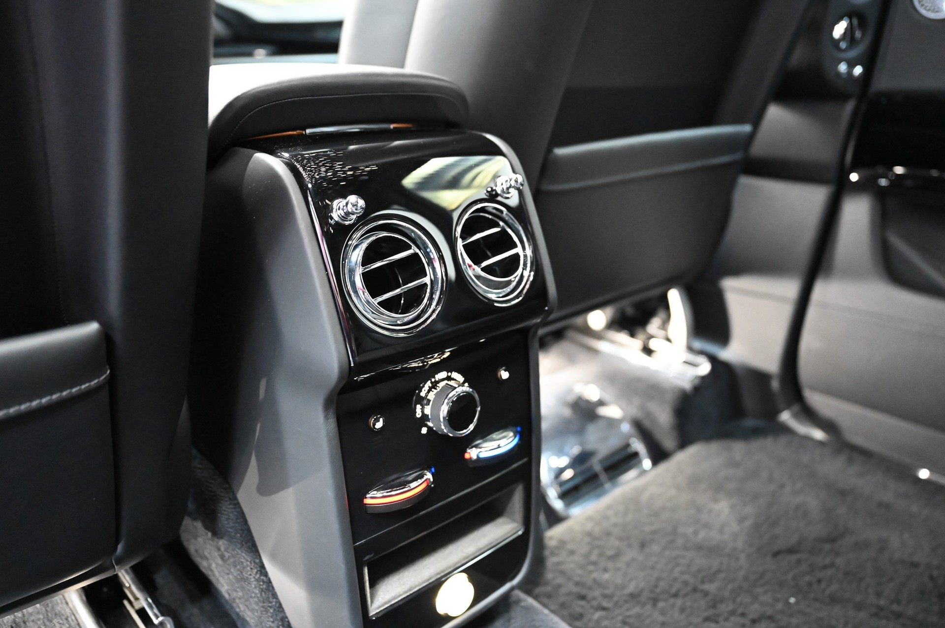 ROLLS-ROYCE Cullinan 6.7 V12 Black Badge KEYVANY HAYULA 1 of 20-image-49