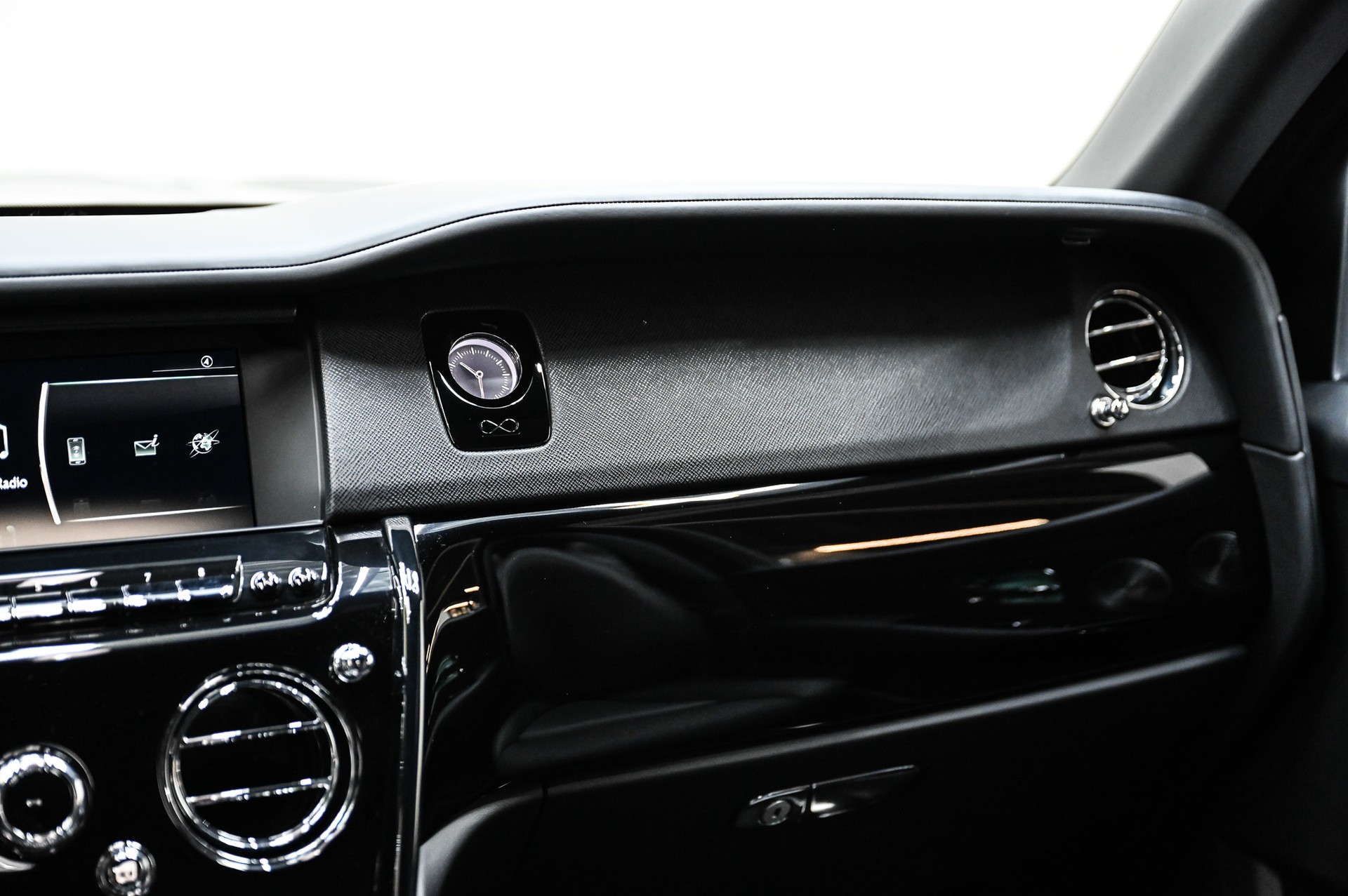 ROLLS-ROYCE Cullinan 6.7 V12 Black Badge KEYVANY HAYULA 1 of 20-image-51