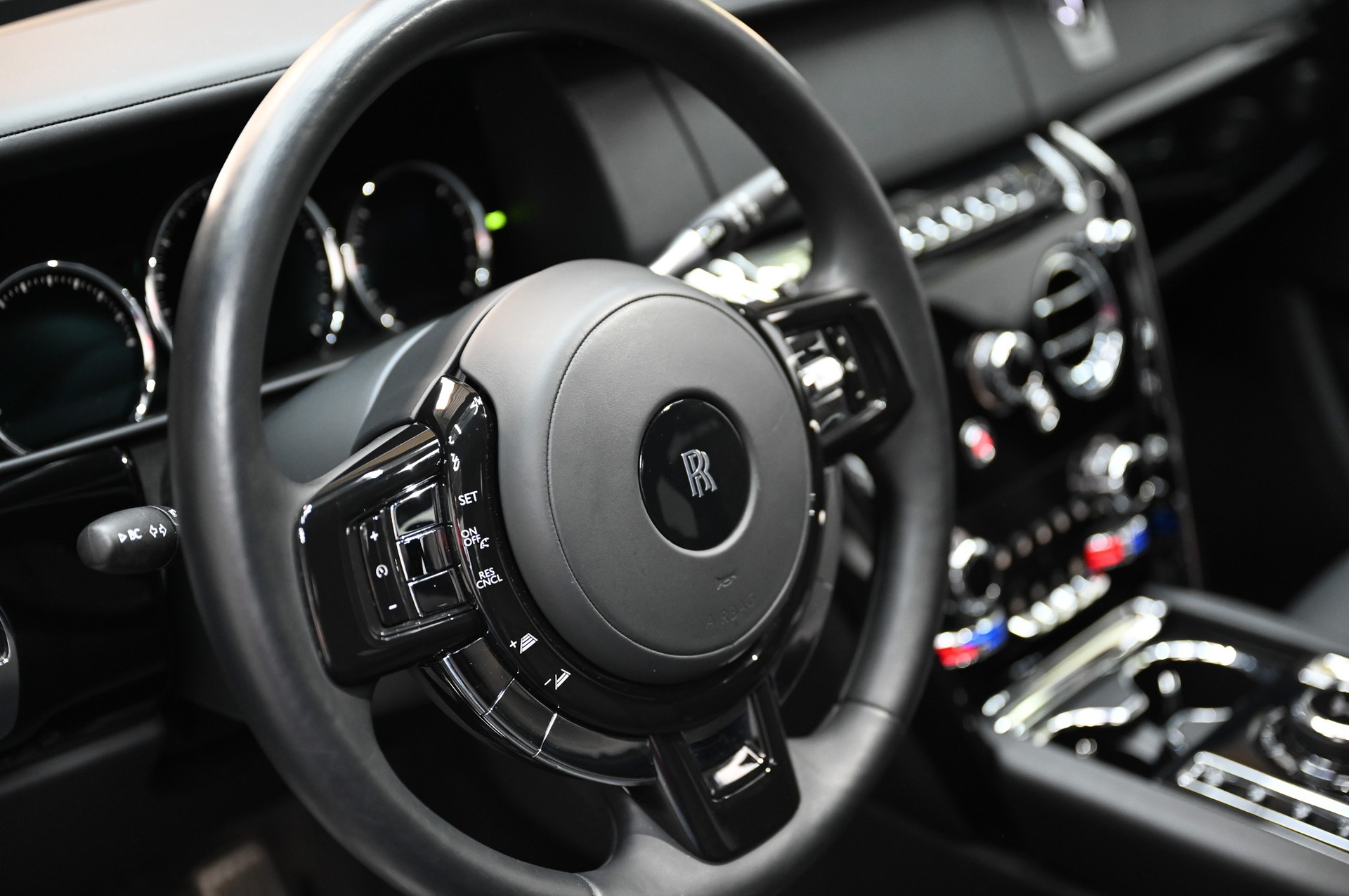 ROLLS-ROYCE Cullinan 6.7 V12 Black Badge KEYVANY HAYULA 1 of 20-image-36