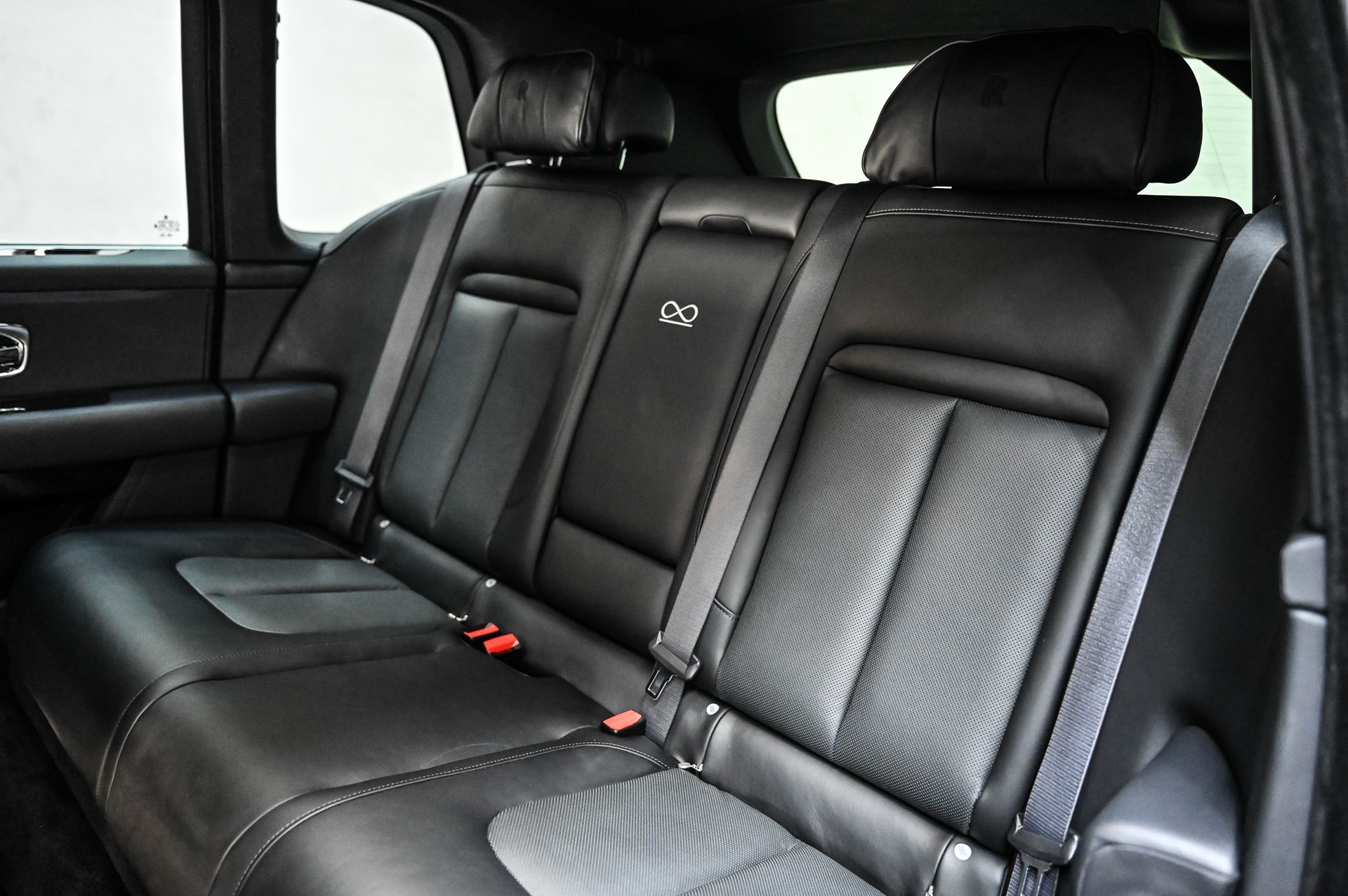 ROLLS-ROYCE Cullinan 6.7 V12 Black Badge KEYVANY HAYULA 1 of 20-image-45
