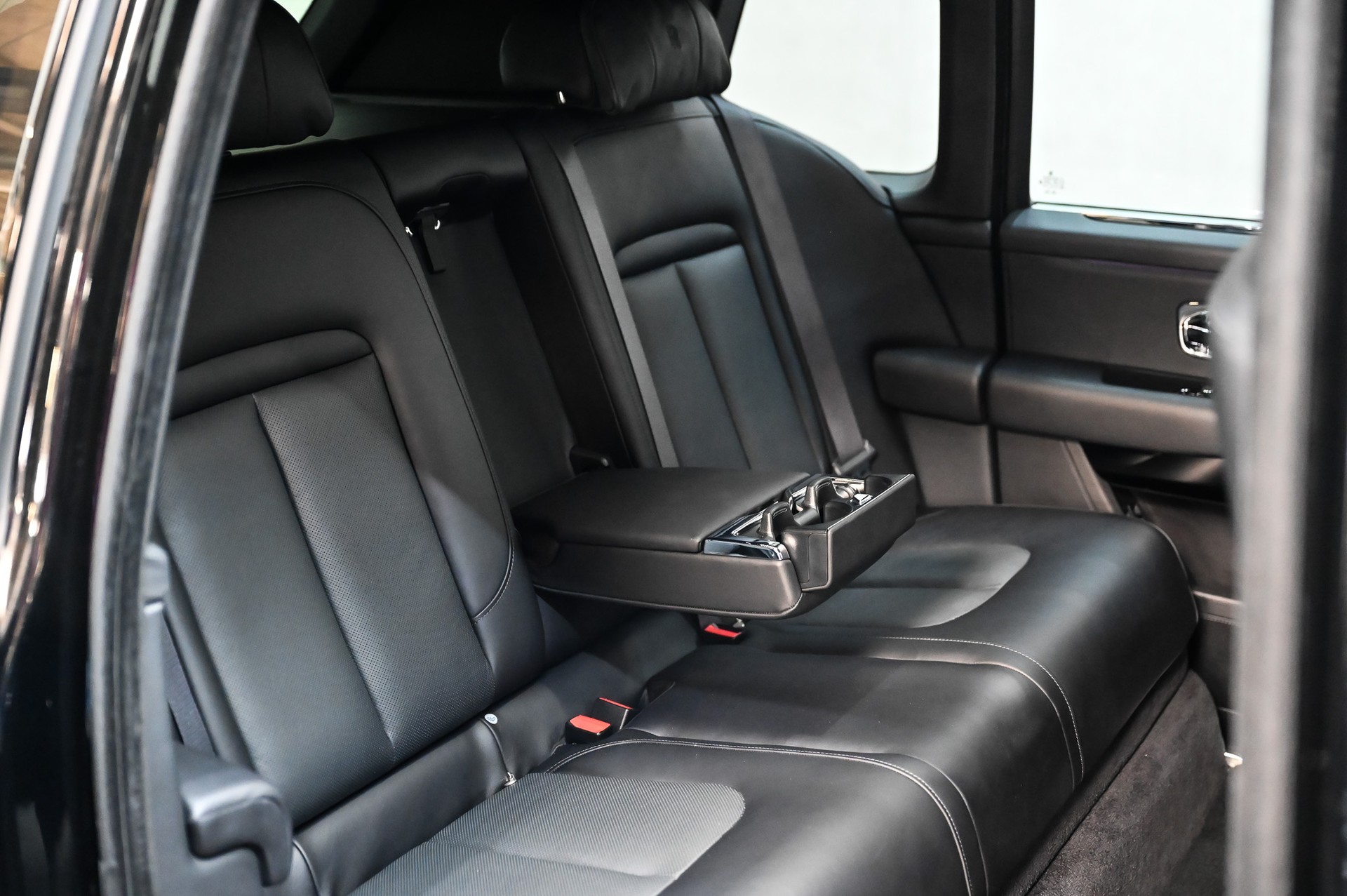 ROLLS-ROYCE Cullinan 6.7 V12 Black Badge KEYVANY HAYULA 1 of 20-image-47