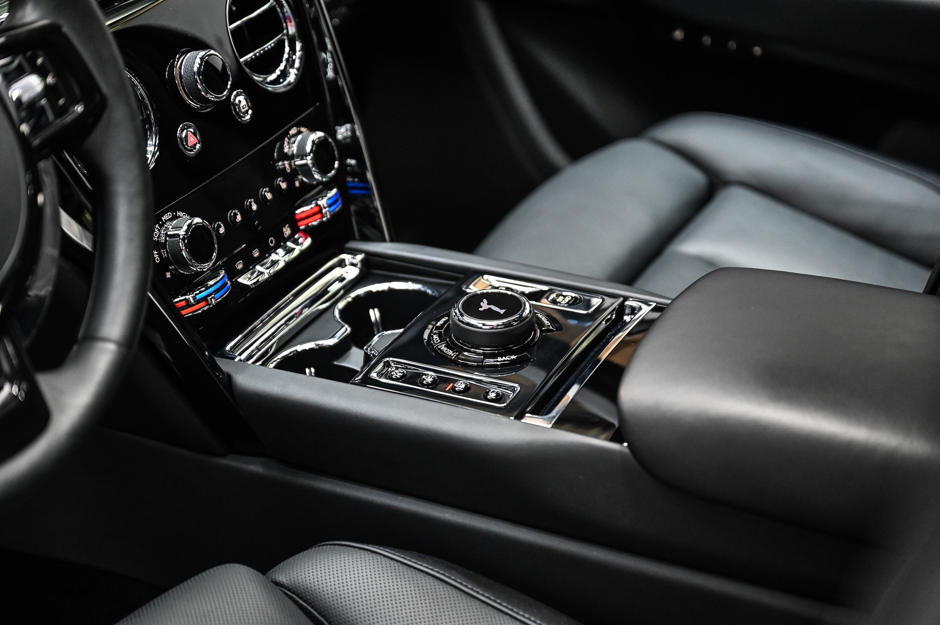 ROLLS-ROYCE Cullinan 6.7 V12 Black Badge KEYVANY HAYULA 1 of 20-image-39