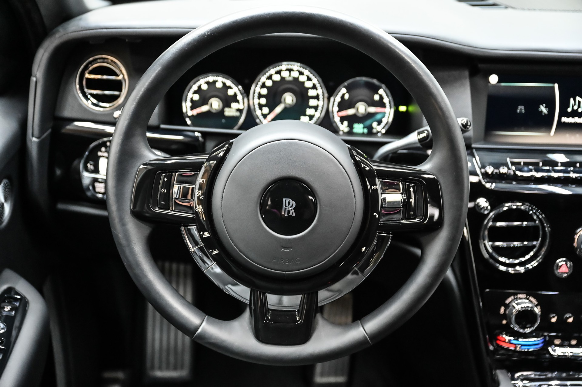 ROLLS-ROYCE Cullinan 6.7 V12 Black Badge KEYVANY HAYULA 1 of 20-image-38