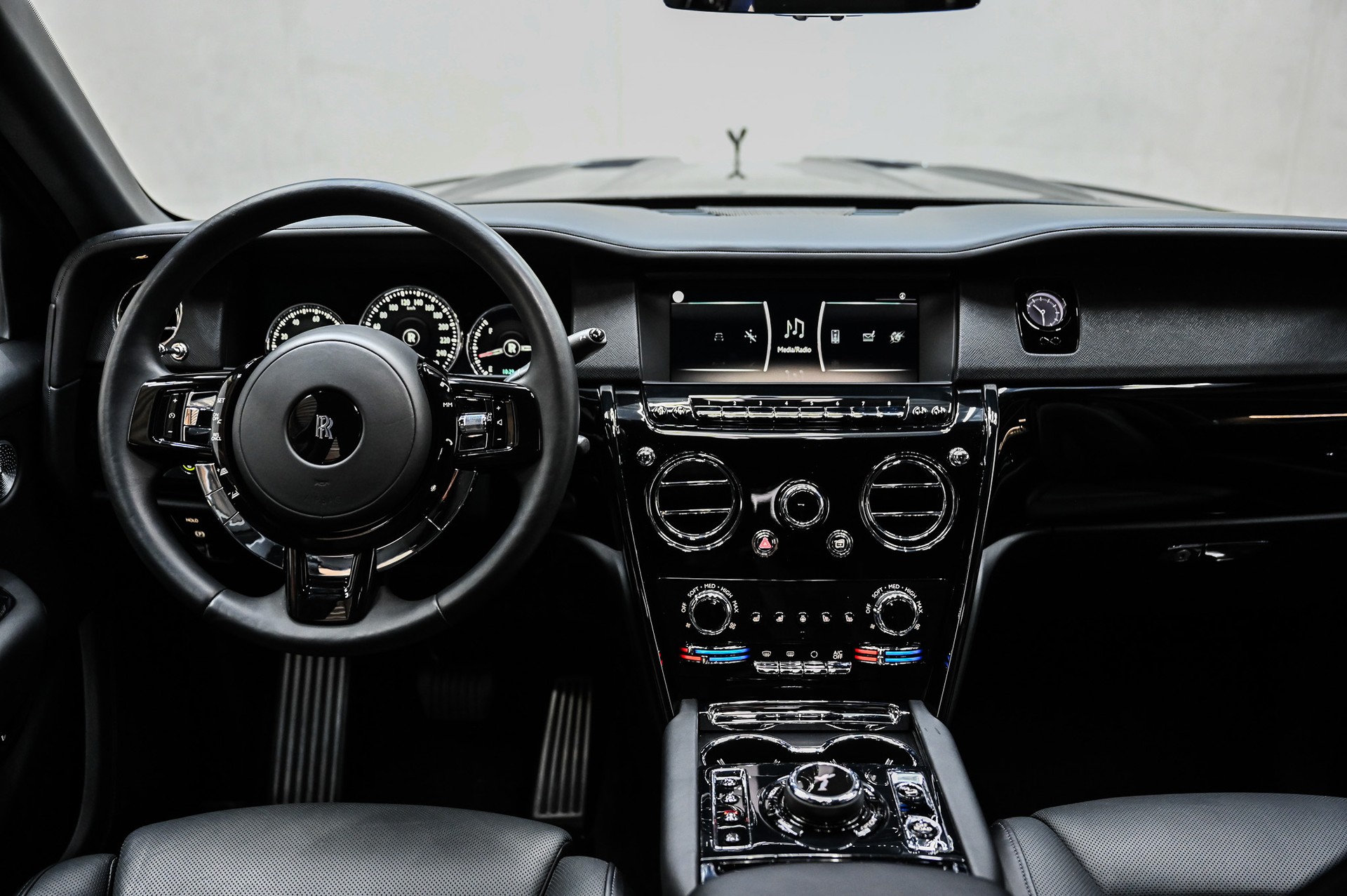 ROLLS-ROYCE Cullinan 6.7 V12 Black Badge KEYVANY HAYULA 1 of 20-image-37