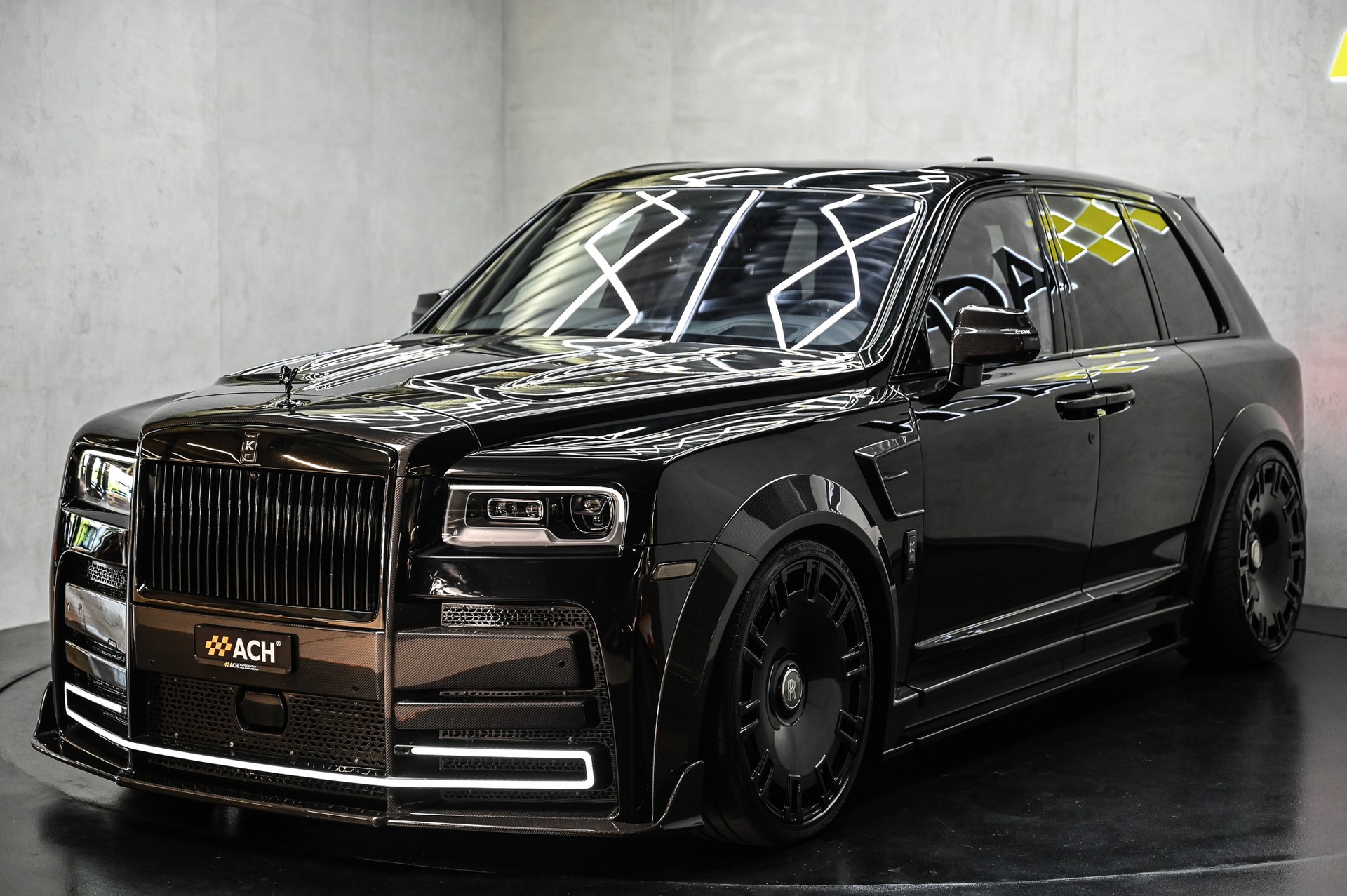 ROLLS-ROYCE Cullinan 6.7 V12 Black Badge KEYVANY HAYULA 1 of 20-showroom-element-2