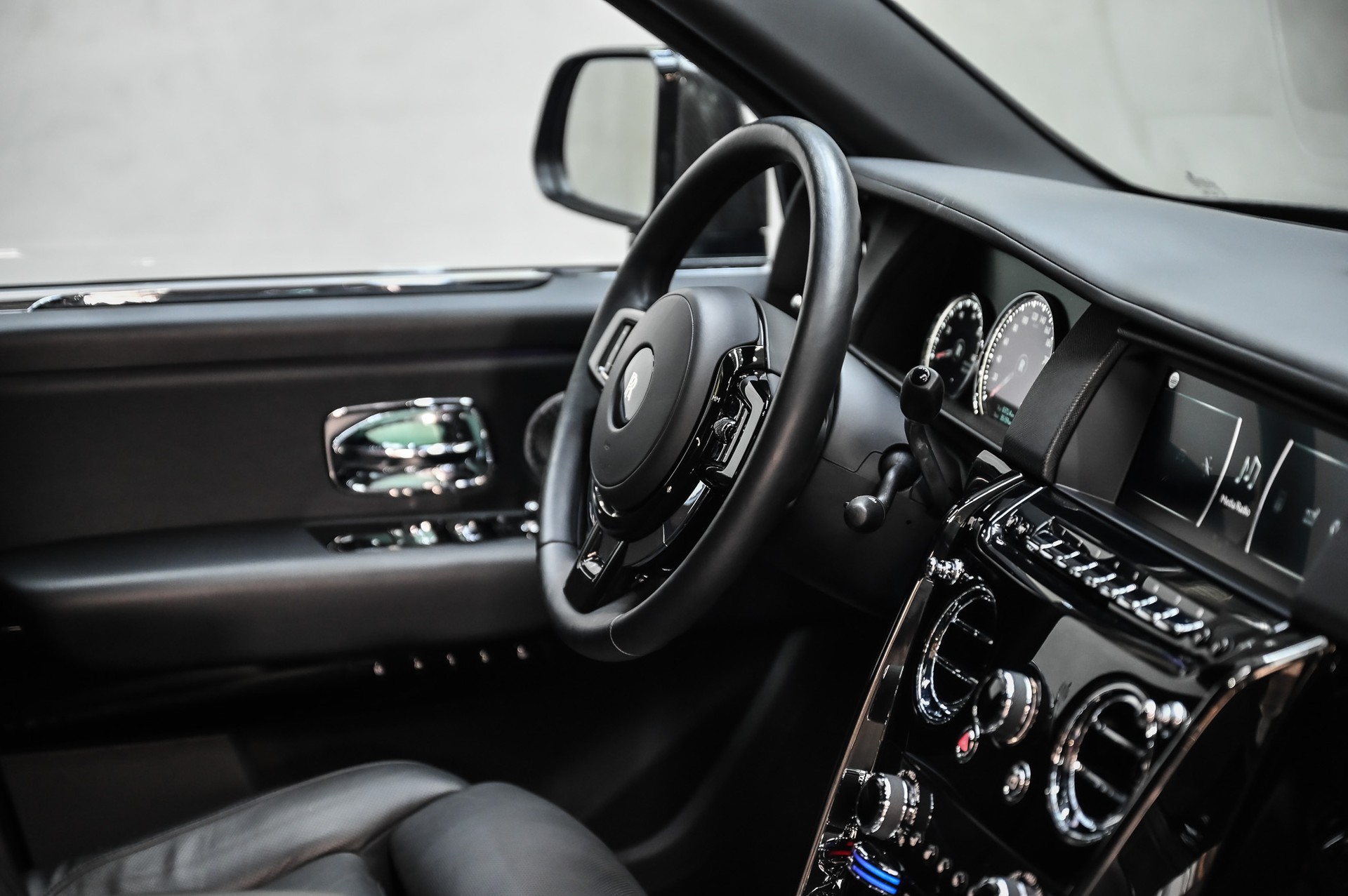 ROLLS-ROYCE Cullinan 6.7 V12 Black Badge KEYVANY HAYULA 1 of 20-image-41