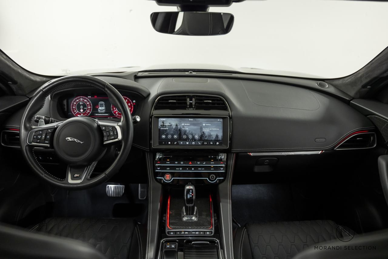 JAGUAR F-Pace 5.0 V8 SVR AWD-image-12