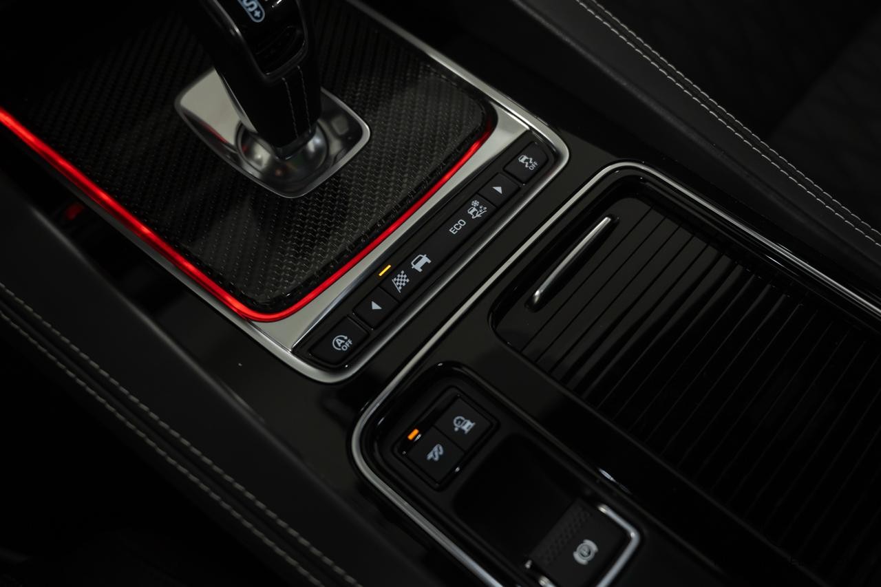 JAGUAR F-Pace 5.0 V8 SVR AWD-image-24