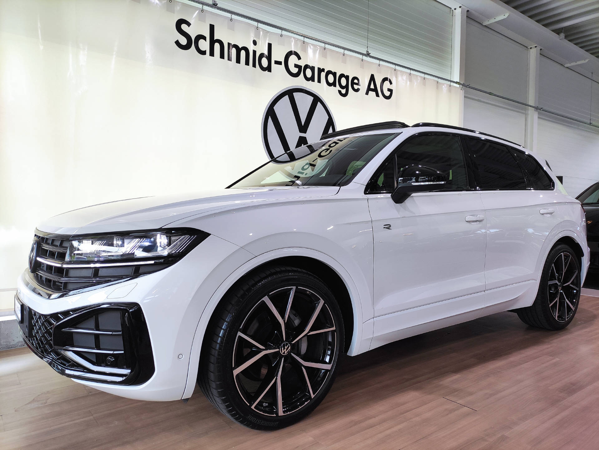 VW Touareg 3.0 V6 TDI R-Line Black-Style-showroom-element-1