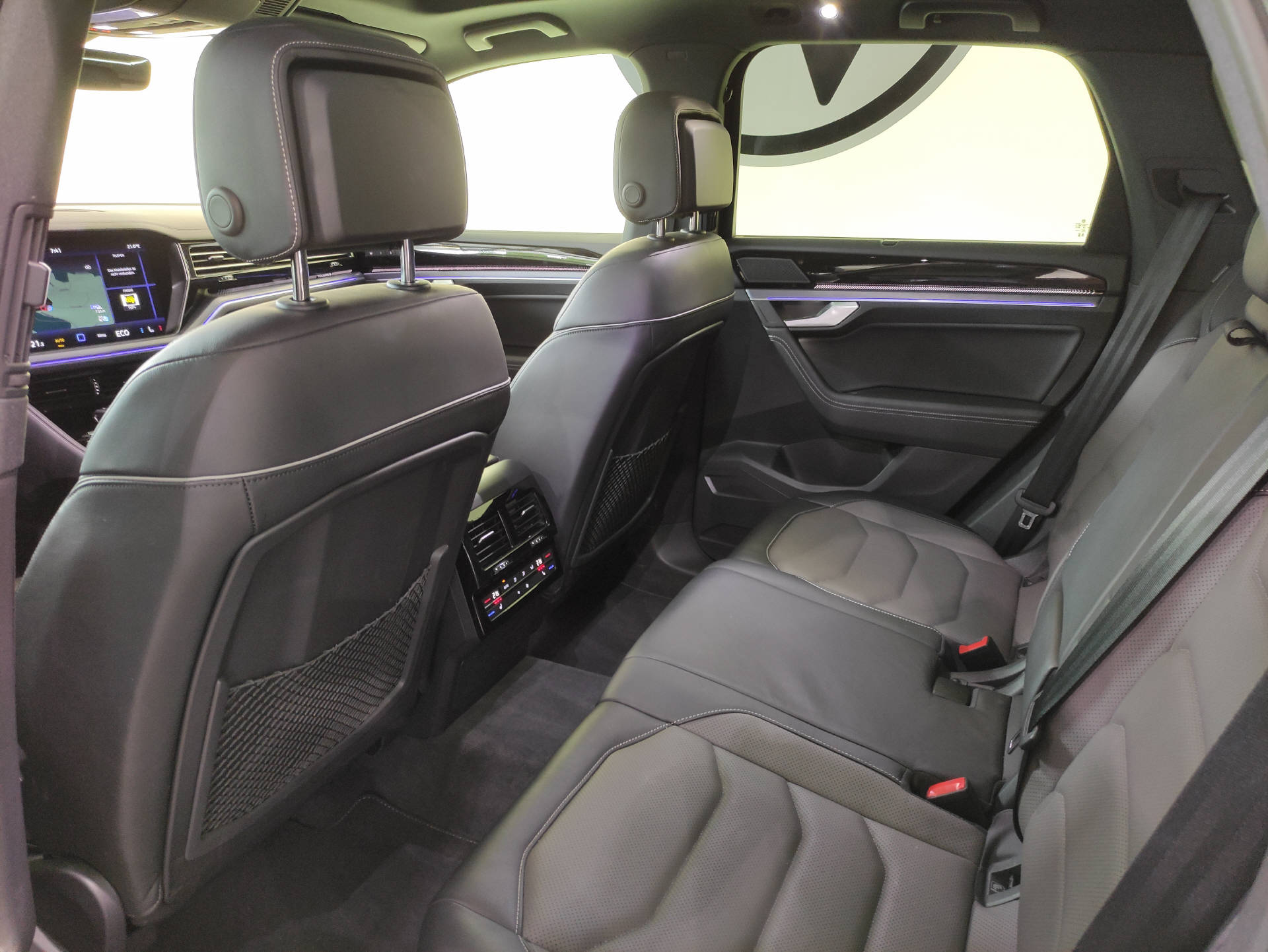 VW Touareg 3.0 V6 TDI R-Line Black-Style-image-11