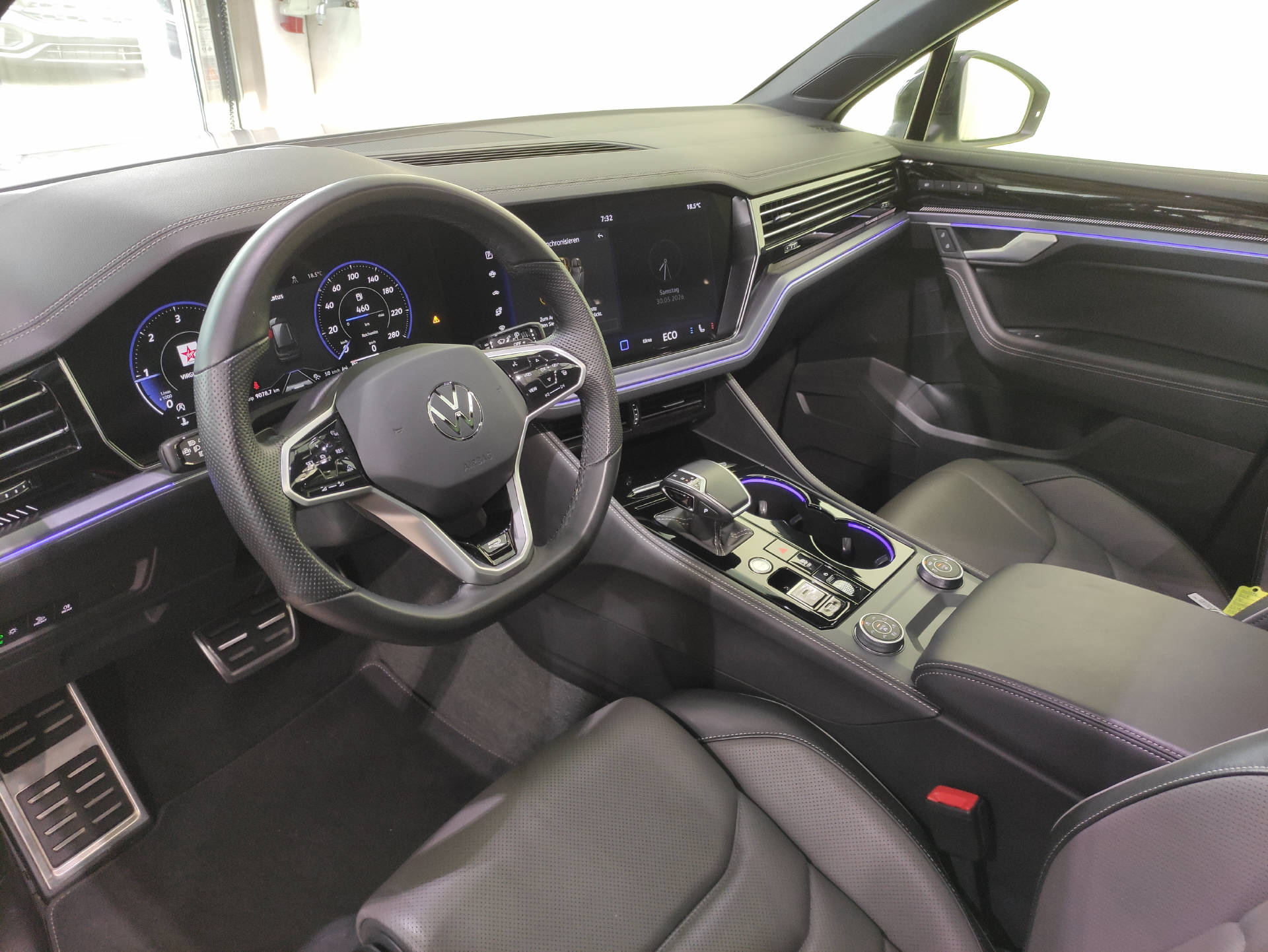 VW Touareg 3.0 V6 TDI R-Line Black-Style-showroom-element-2