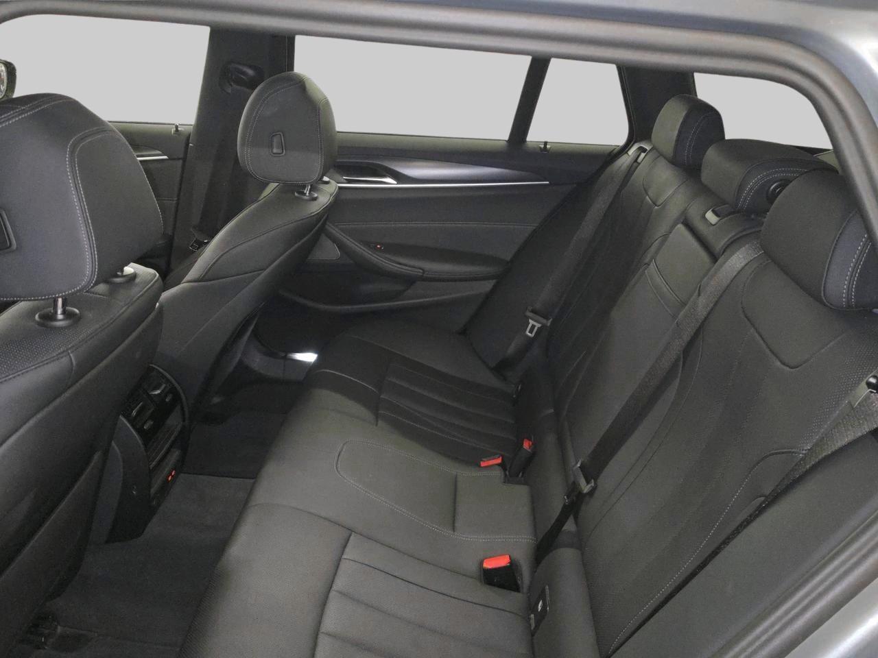 BMW 530d xDrive Touring M Sport-image-13