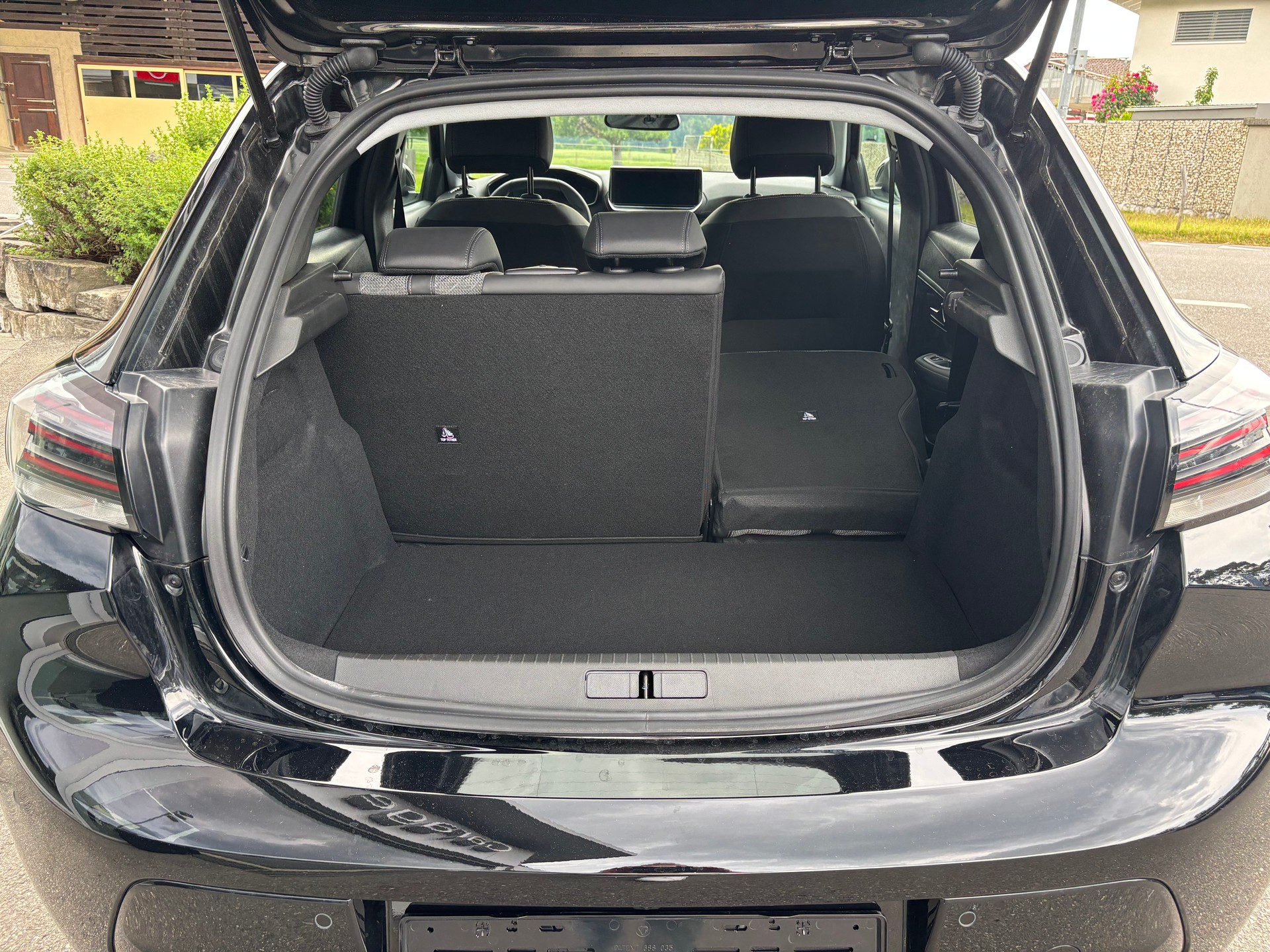 PEUGEOT 208 1.2 MHEV 110 Allure-image-5