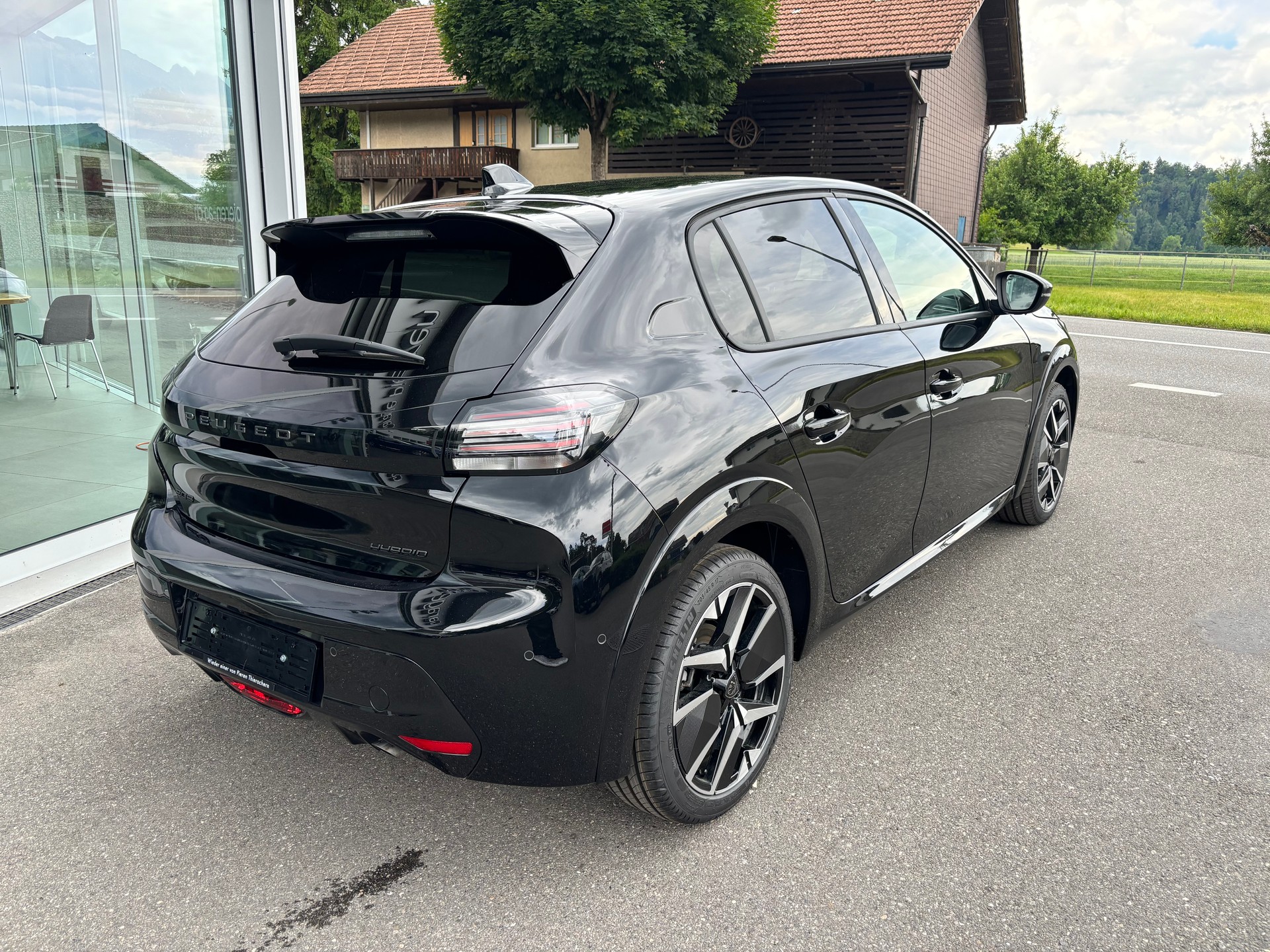 PEUGEOT 208 1.2 MHEV 110 Allure-image-3