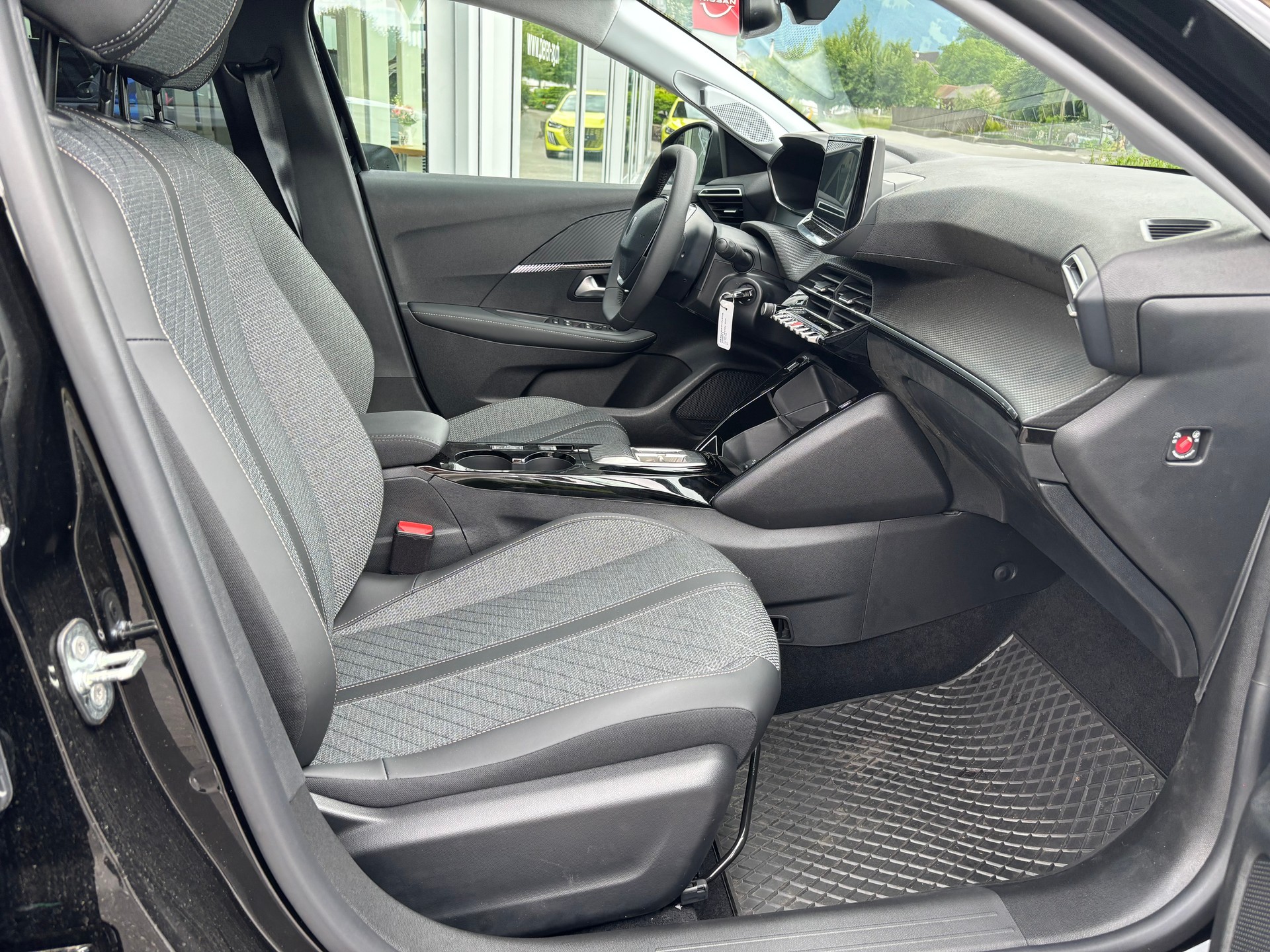 PEUGEOT 208 1.2 MHEV 110 Allure-image-7
