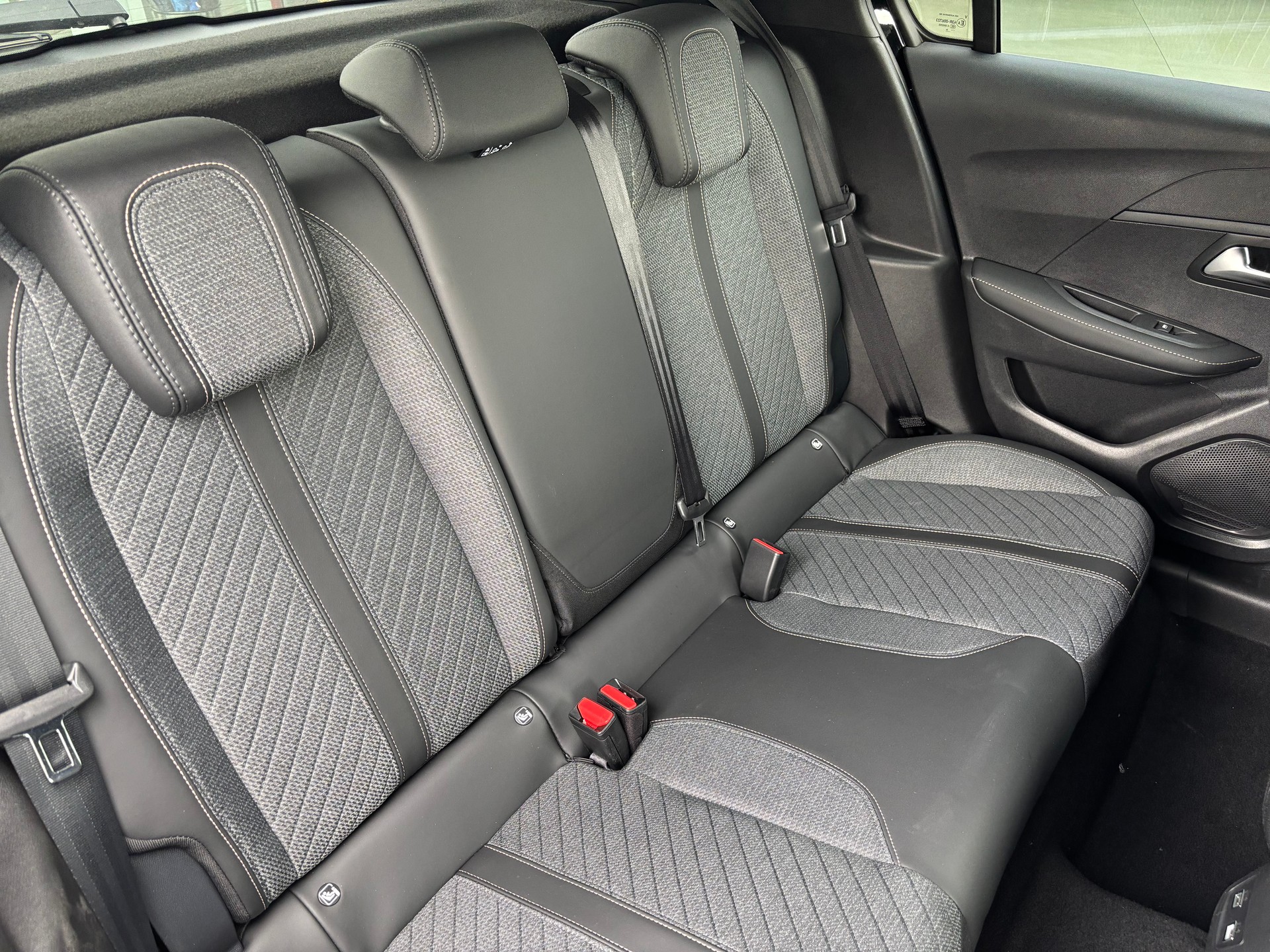PEUGEOT 208 1.2 MHEV 110 Allure-image-6
