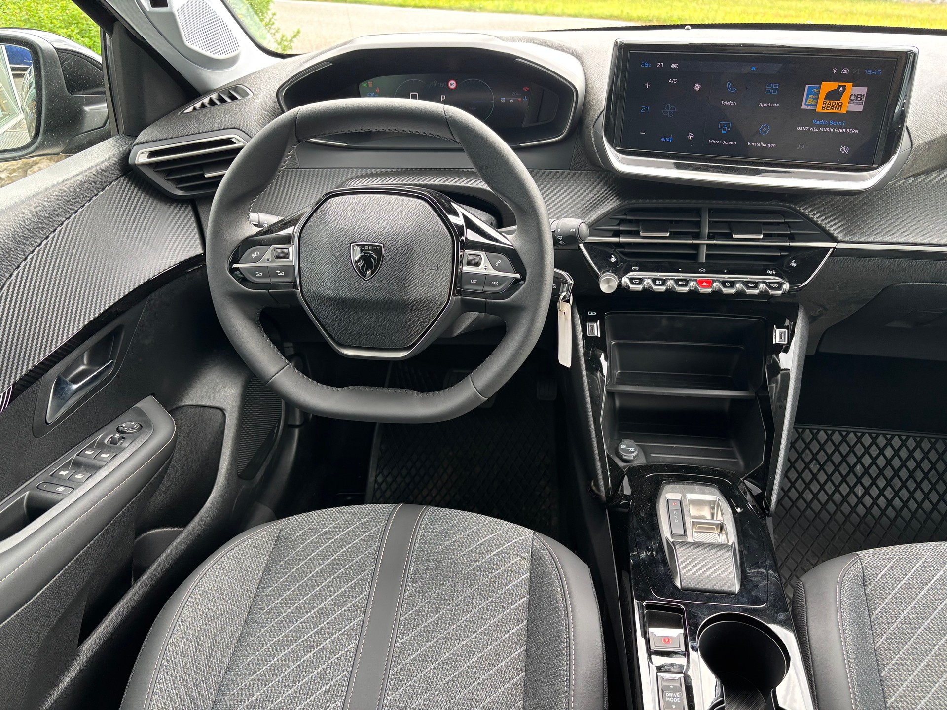 PEUGEOT 208 1.2 MHEV 110 Allure-image-9
