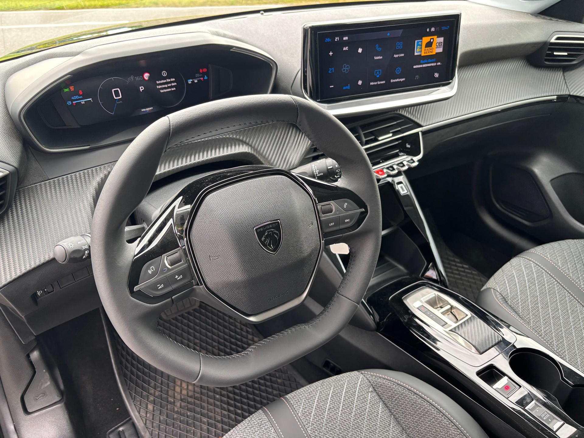 PEUGEOT 208 1.2 MHEV 110 Allure-image-11