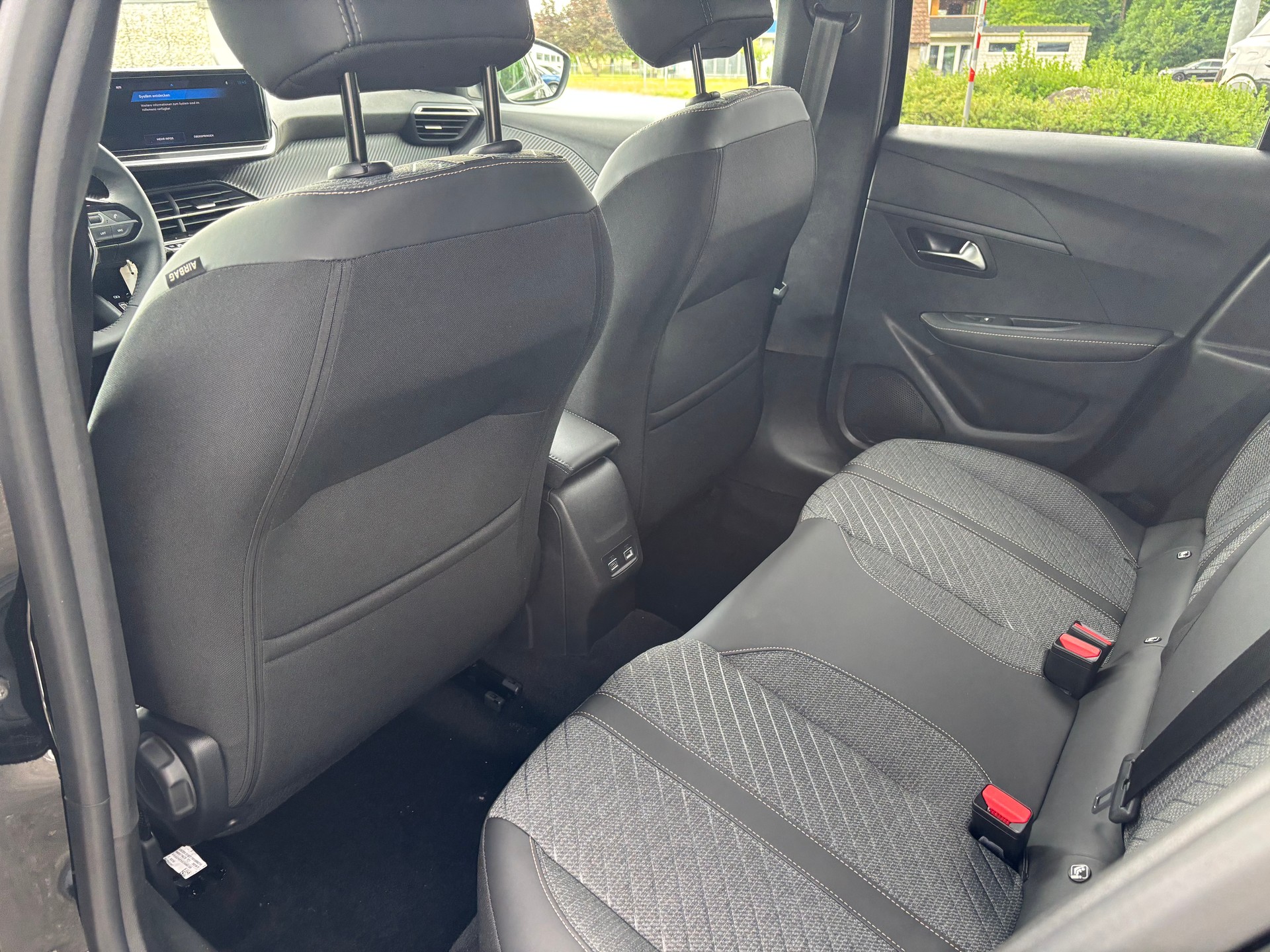 PEUGEOT 208 1.2 MHEV 110 Allure-image-8