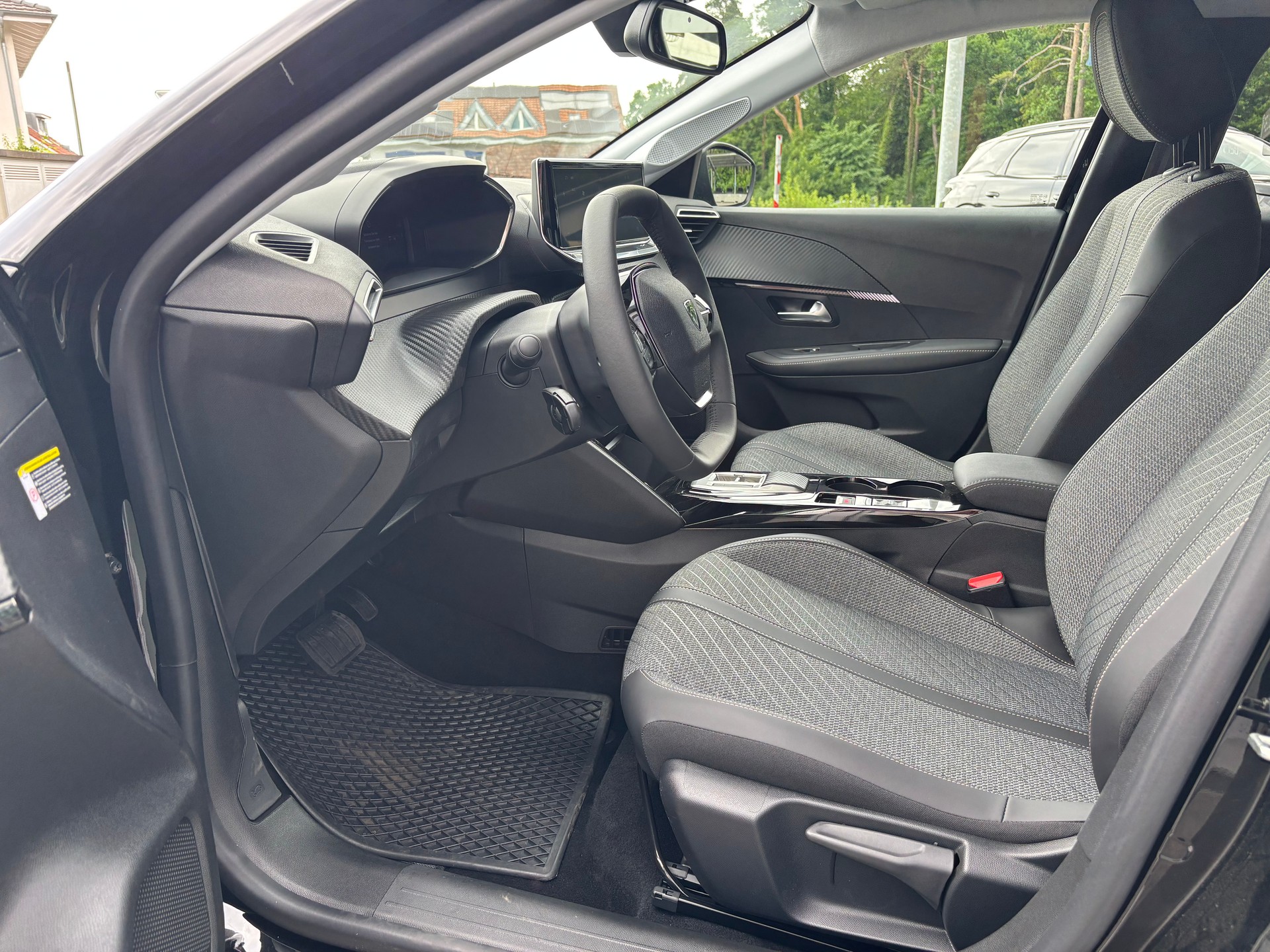 PEUGEOT 208 1.2 MHEV 110 Allure-image-10