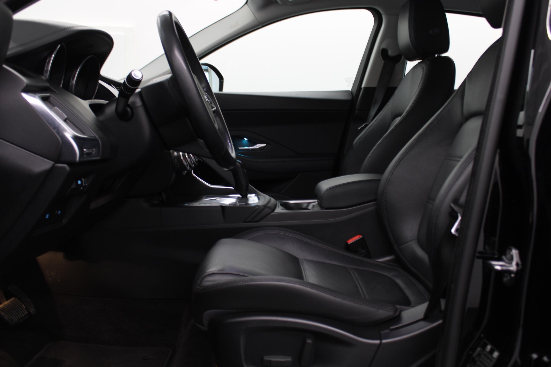 JAGUAR E-Pace 2.0 D 150 S AWD / Herbstprämie-image-4