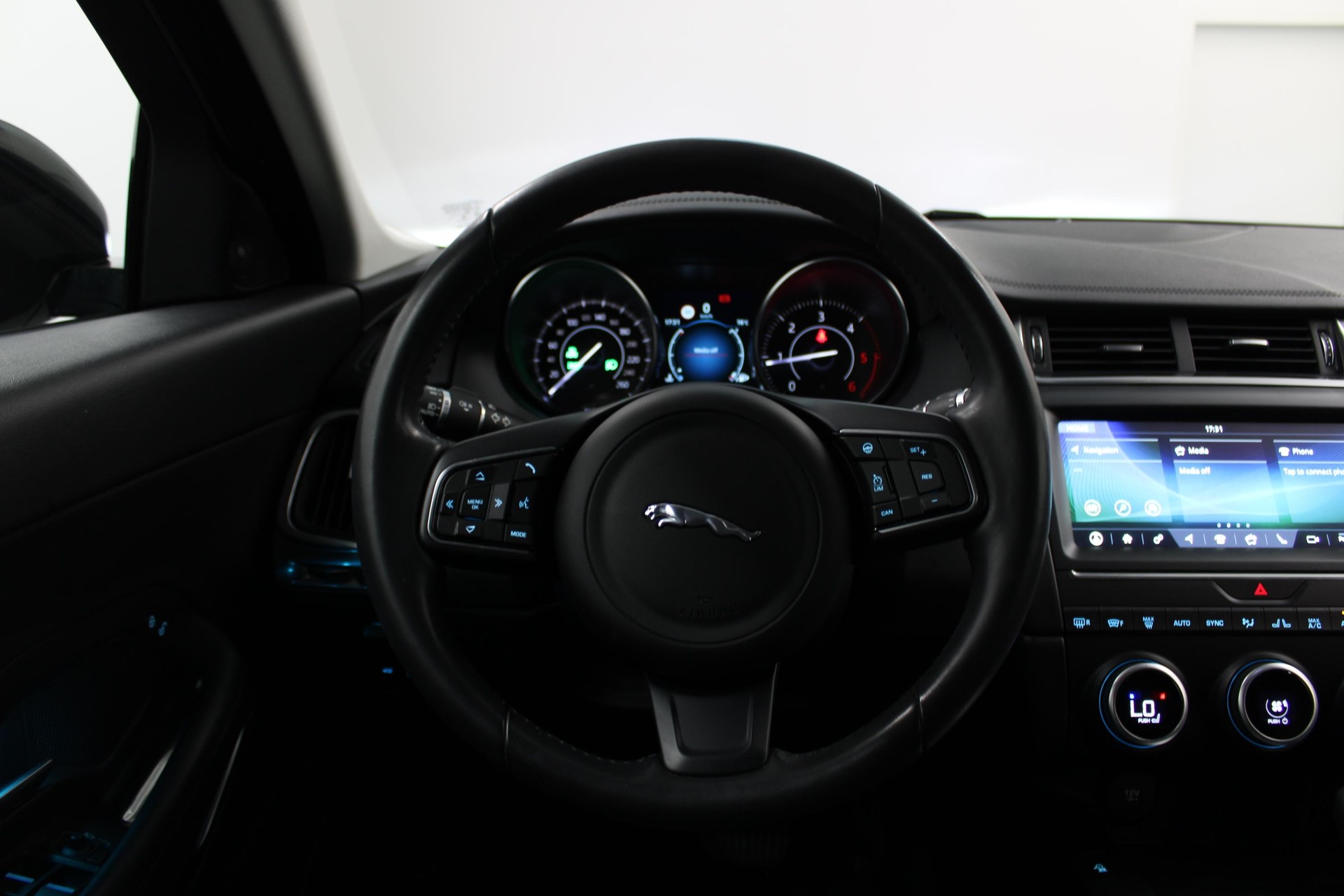 JAGUAR E-Pace 2.0 D 150 S AWD / Herbstprämie-image-7