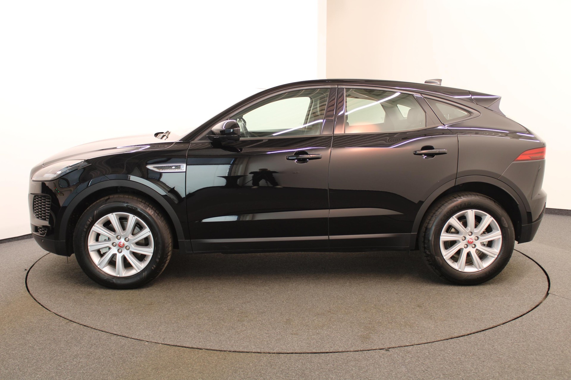 JAGUAR E-Pace 2.0 D 150 S AWD / Herbstprämie-showroom-element-2