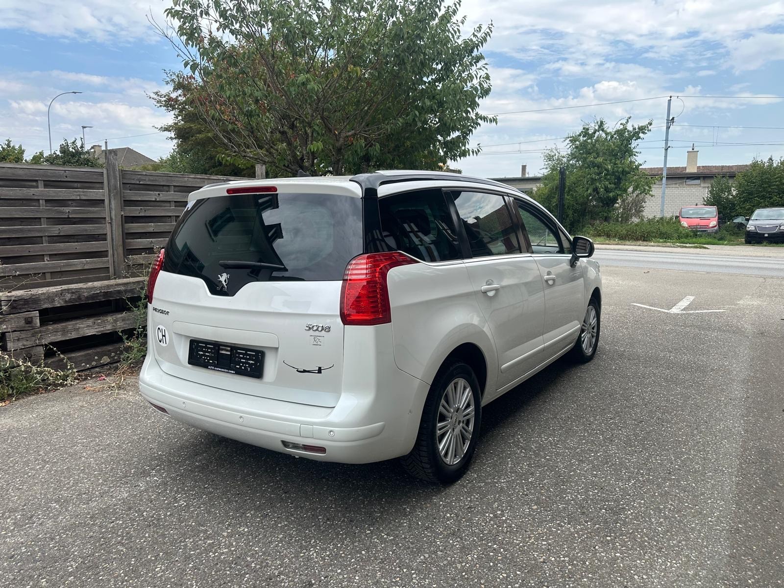 PEUGEOT 5008 2.0 HDI Allure Automatic-showroom-element-3