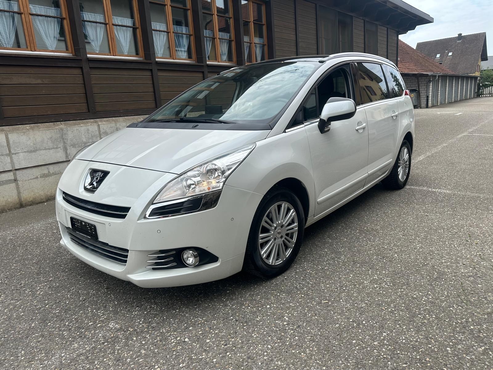 PEUGEOT 5008 2.0 HDI Allure Automatic-showroom-element-1