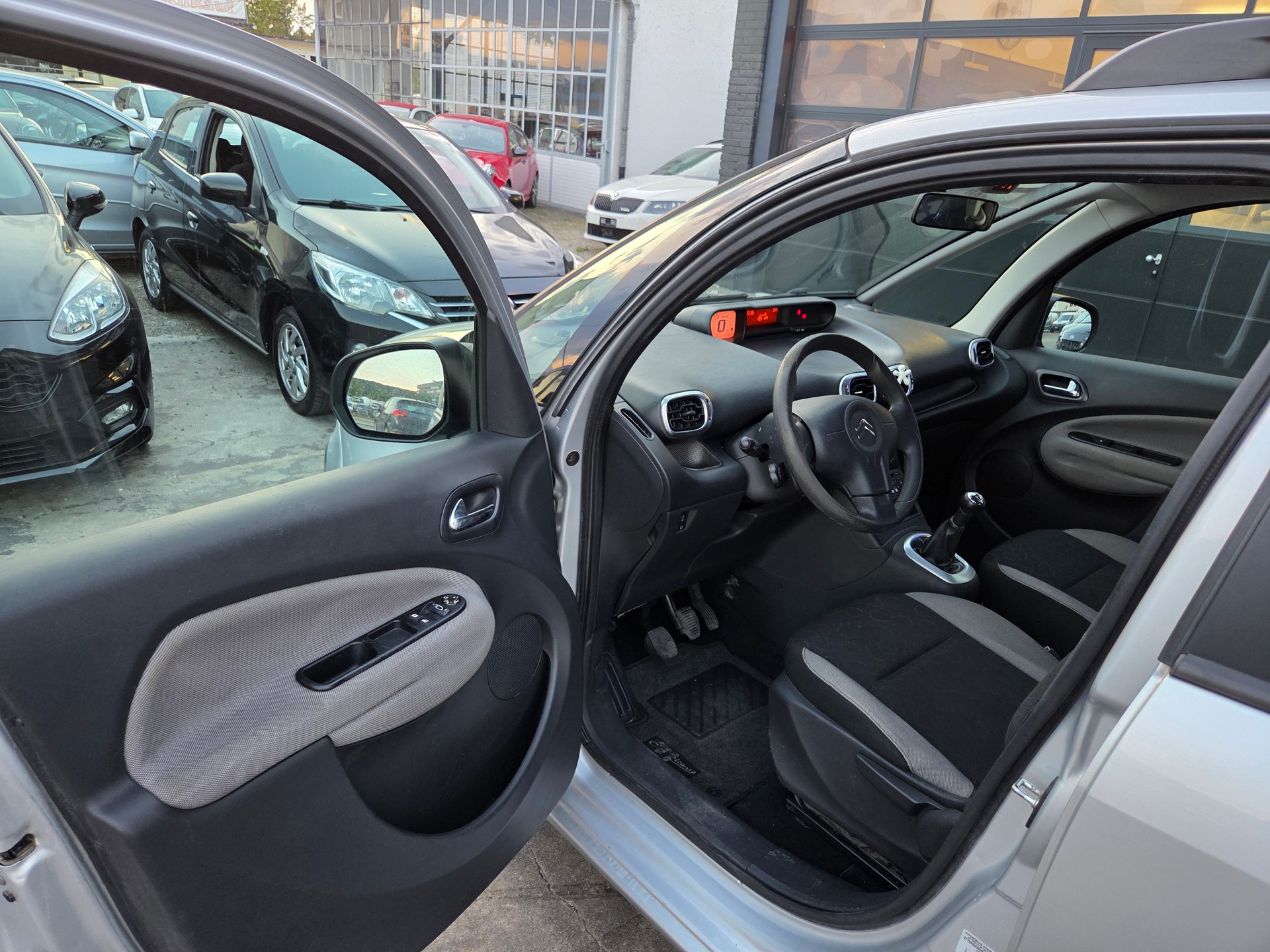 CITROEN C3 Picasso 1.6i 16V Chic (SX)-image-8