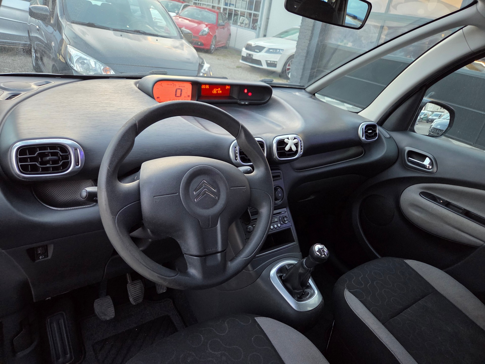 CITROEN C3 Picasso 1.6i 16V Chic (SX)-image-9