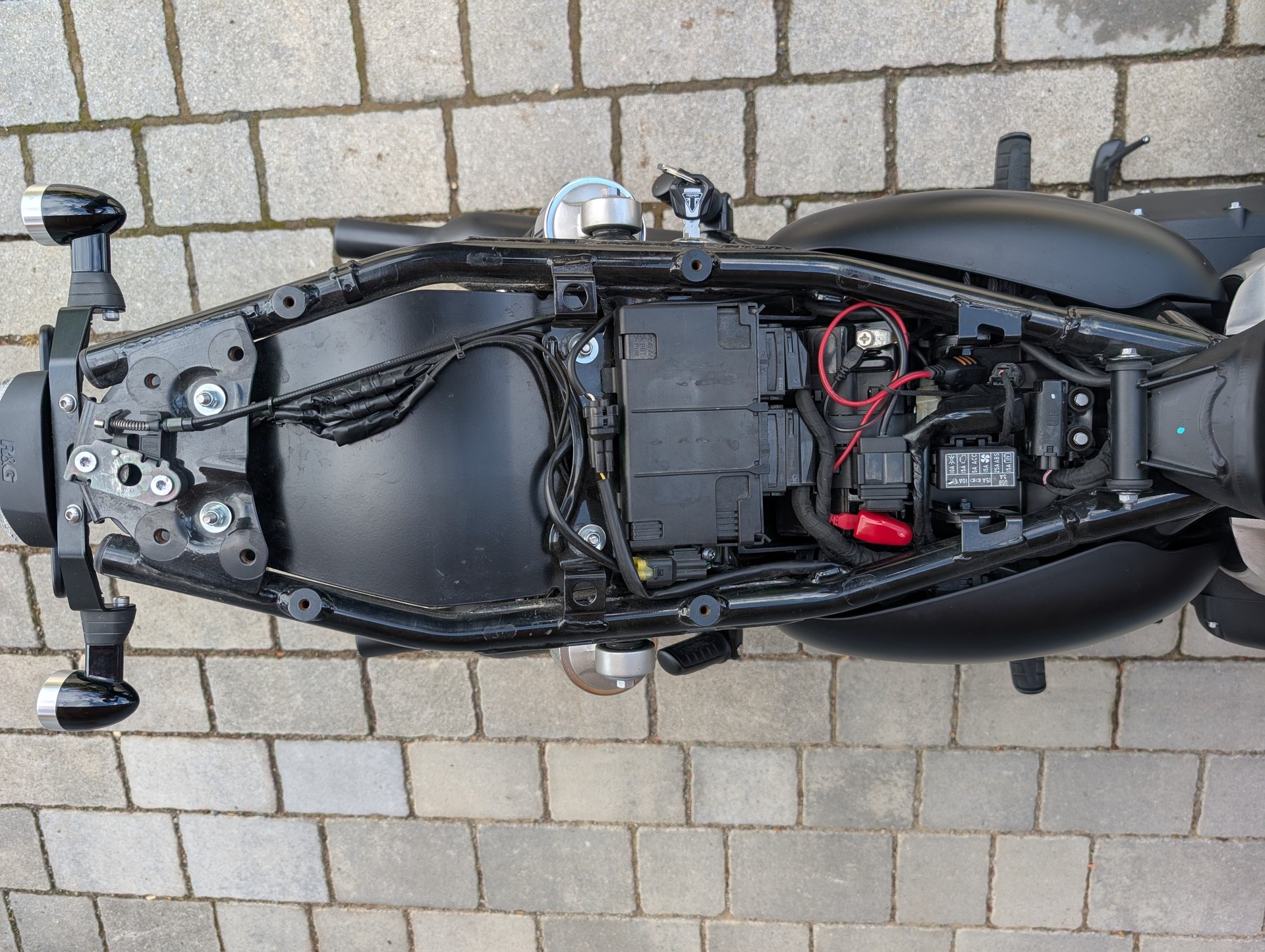 TRIUMPH Bonneville 900 T 100 ABS-image-12