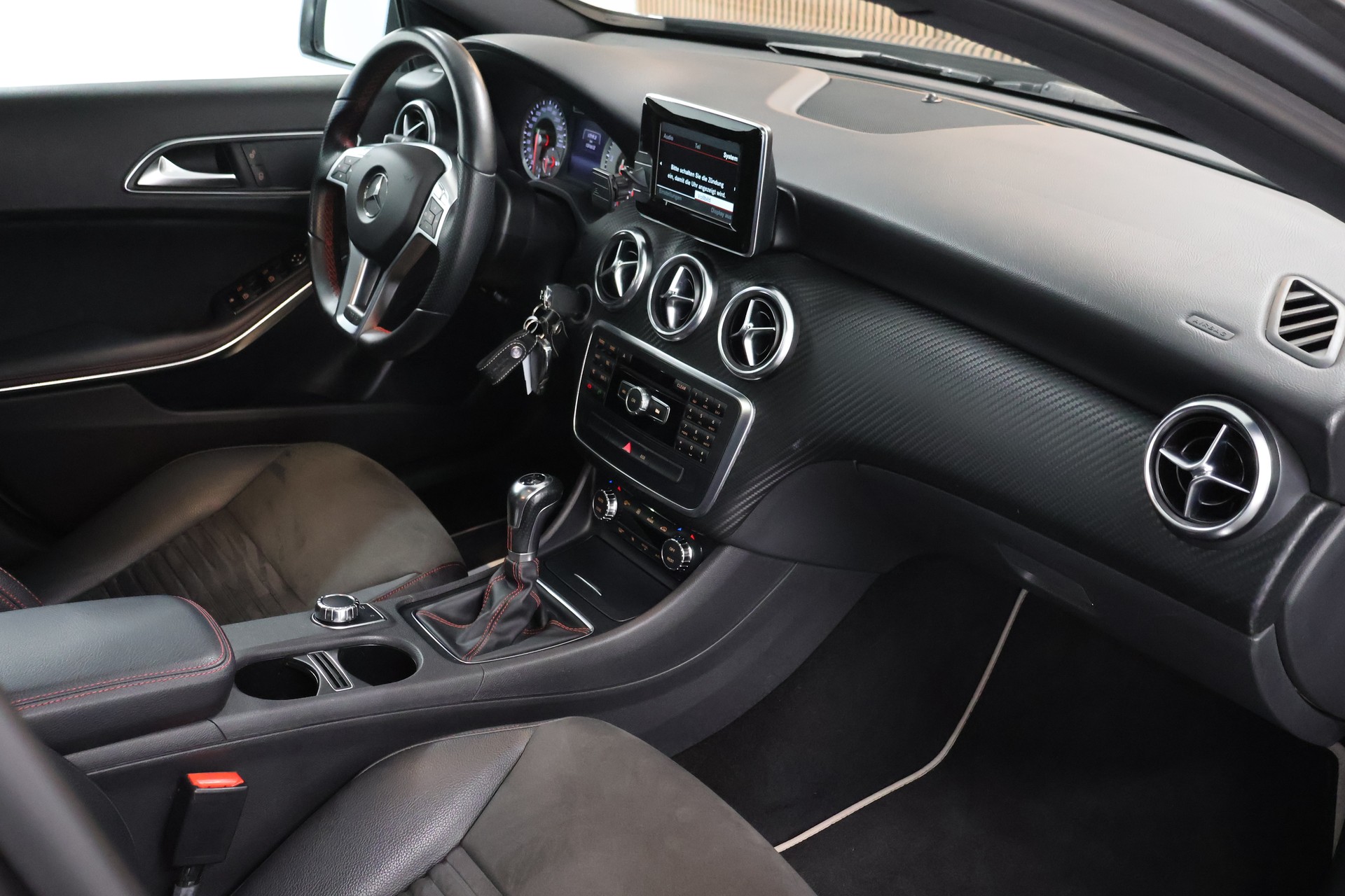 MERCEDES-BENZ A 200 AMG Line-image-14