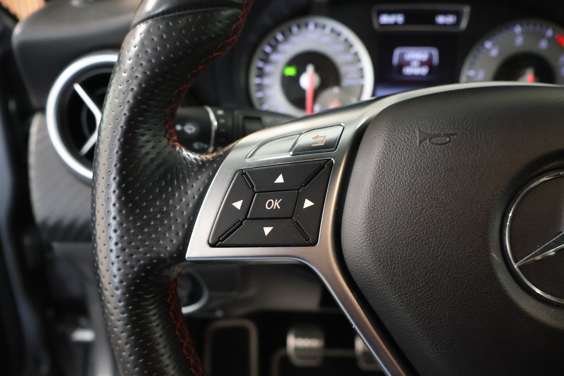MERCEDES-BENZ A 200 AMG Line-image-21