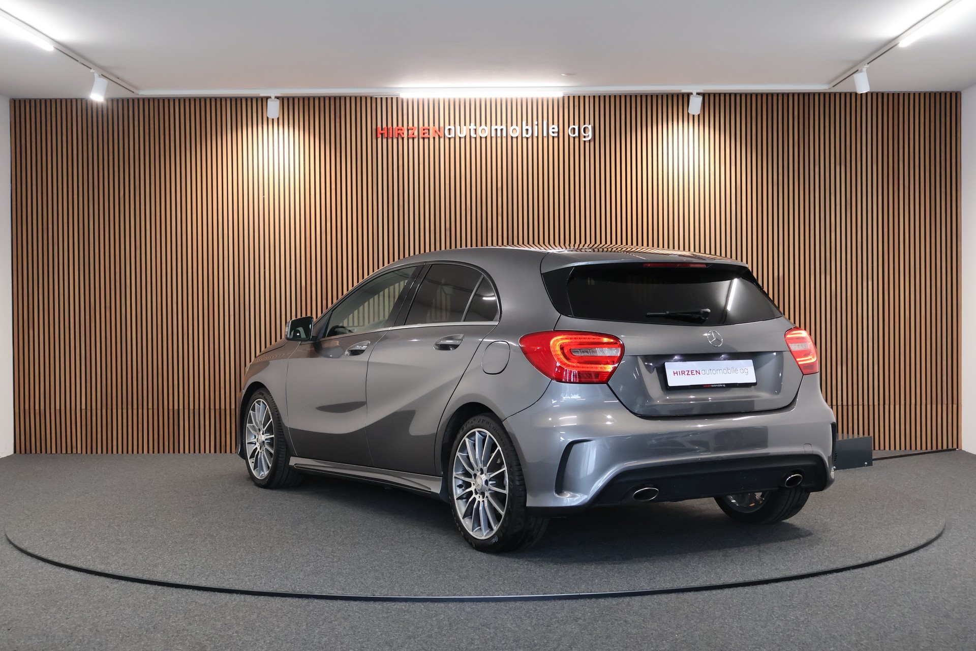 MERCEDES-BENZ A 200 AMG Line-showroom-element-2