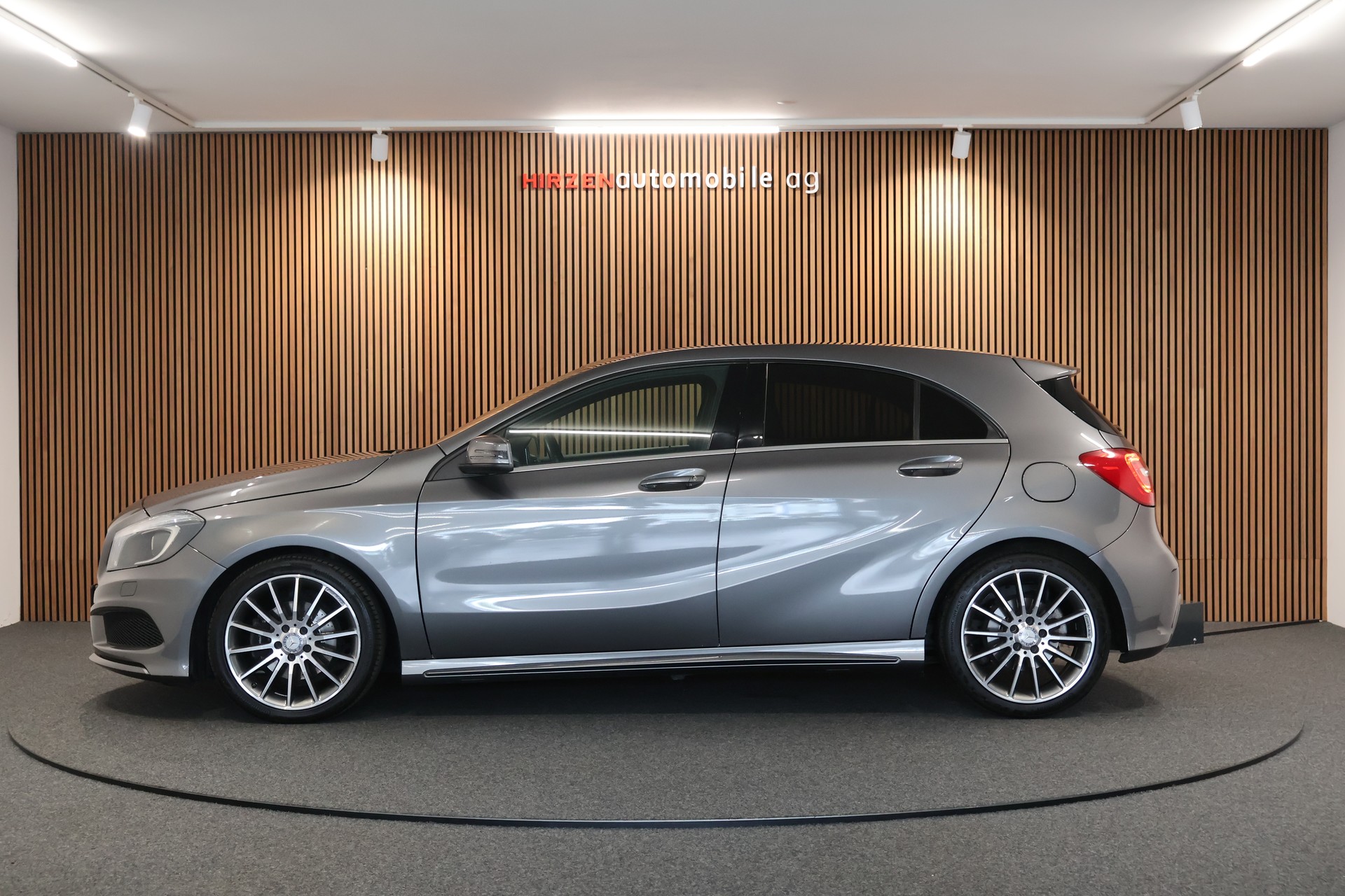 MERCEDES-BENZ A 200 AMG Line-showroom-element-1