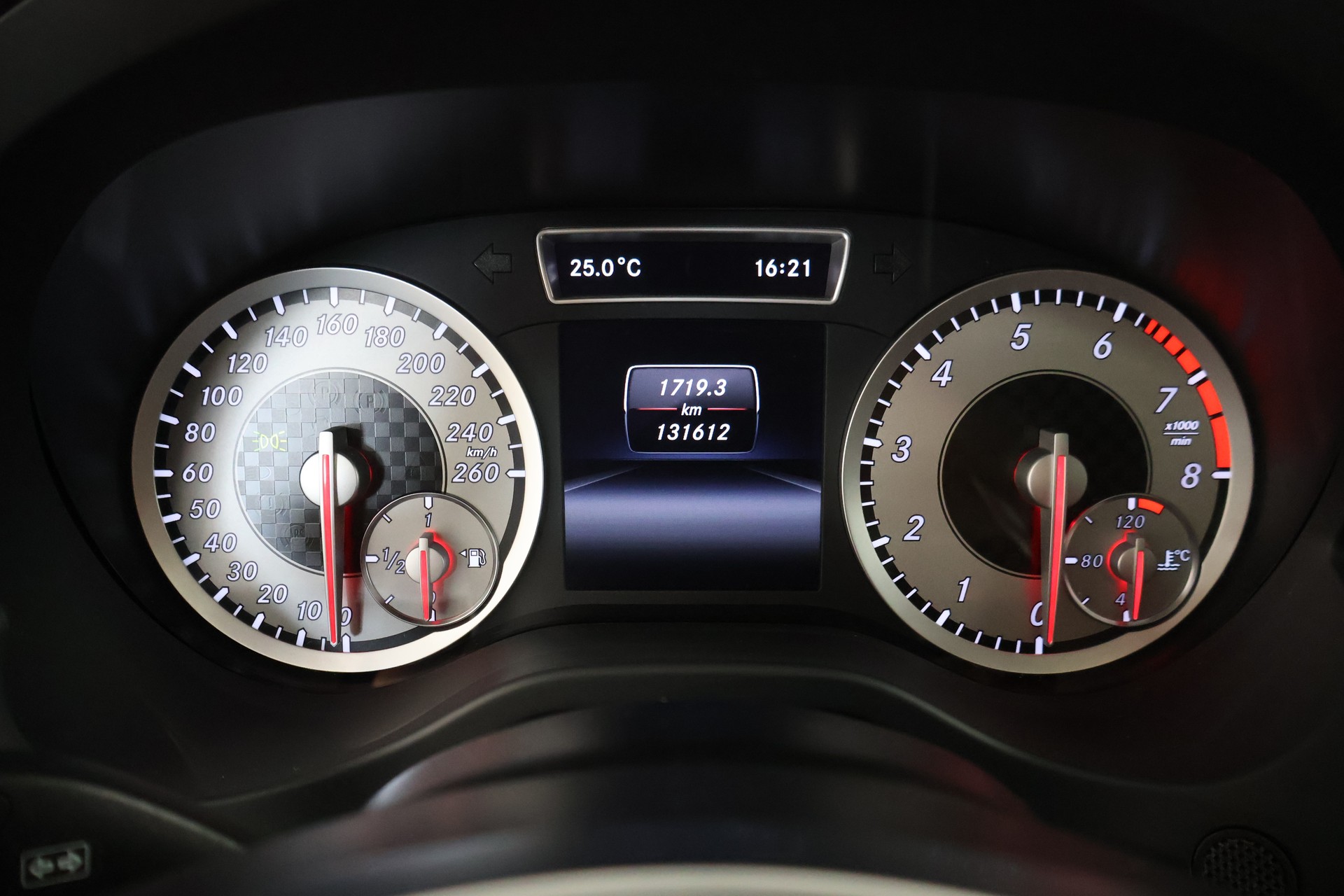 MERCEDES-BENZ A 200 AMG Line-image-22