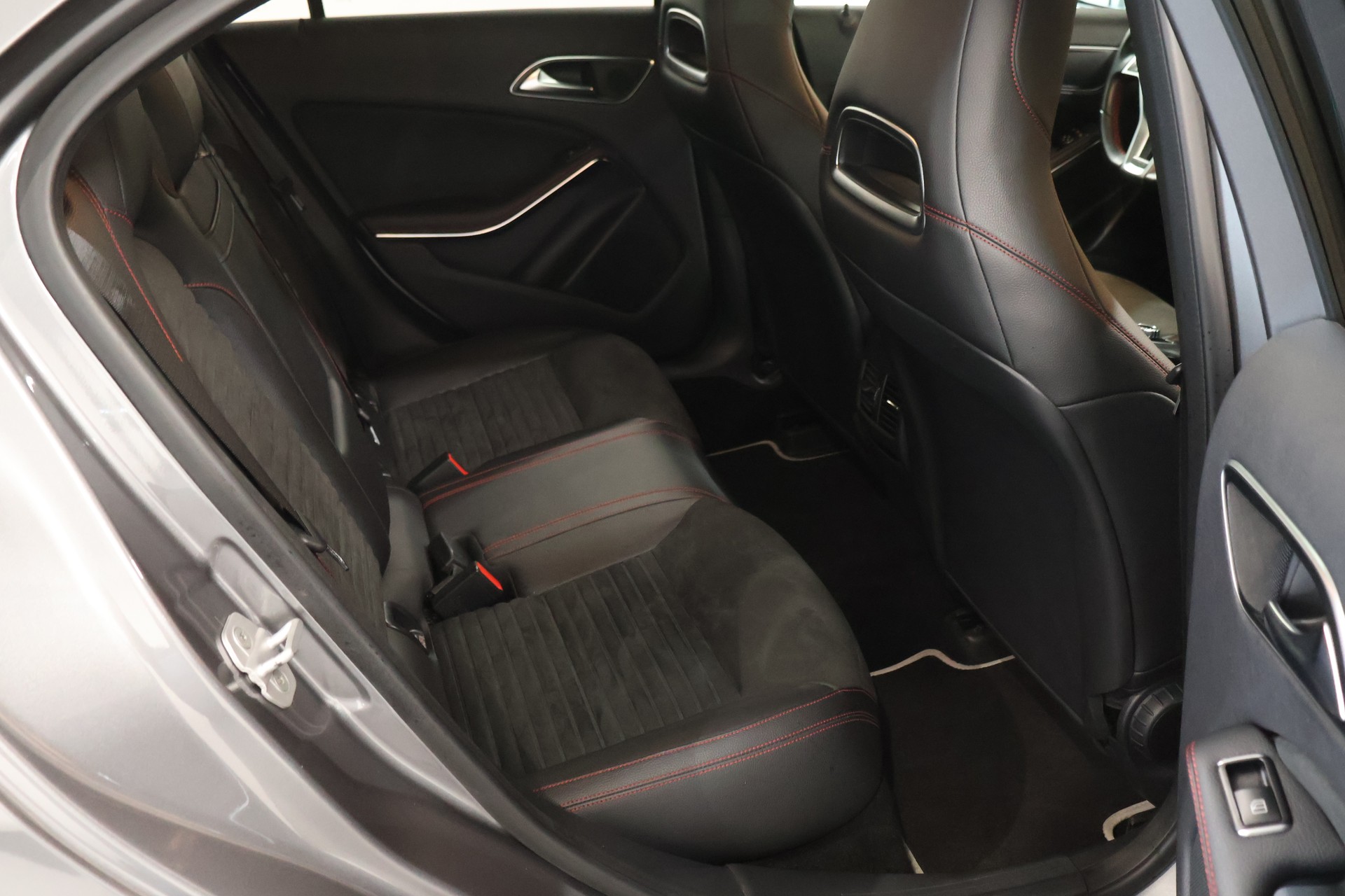 MERCEDES-BENZ A 200 AMG Line-image-12
