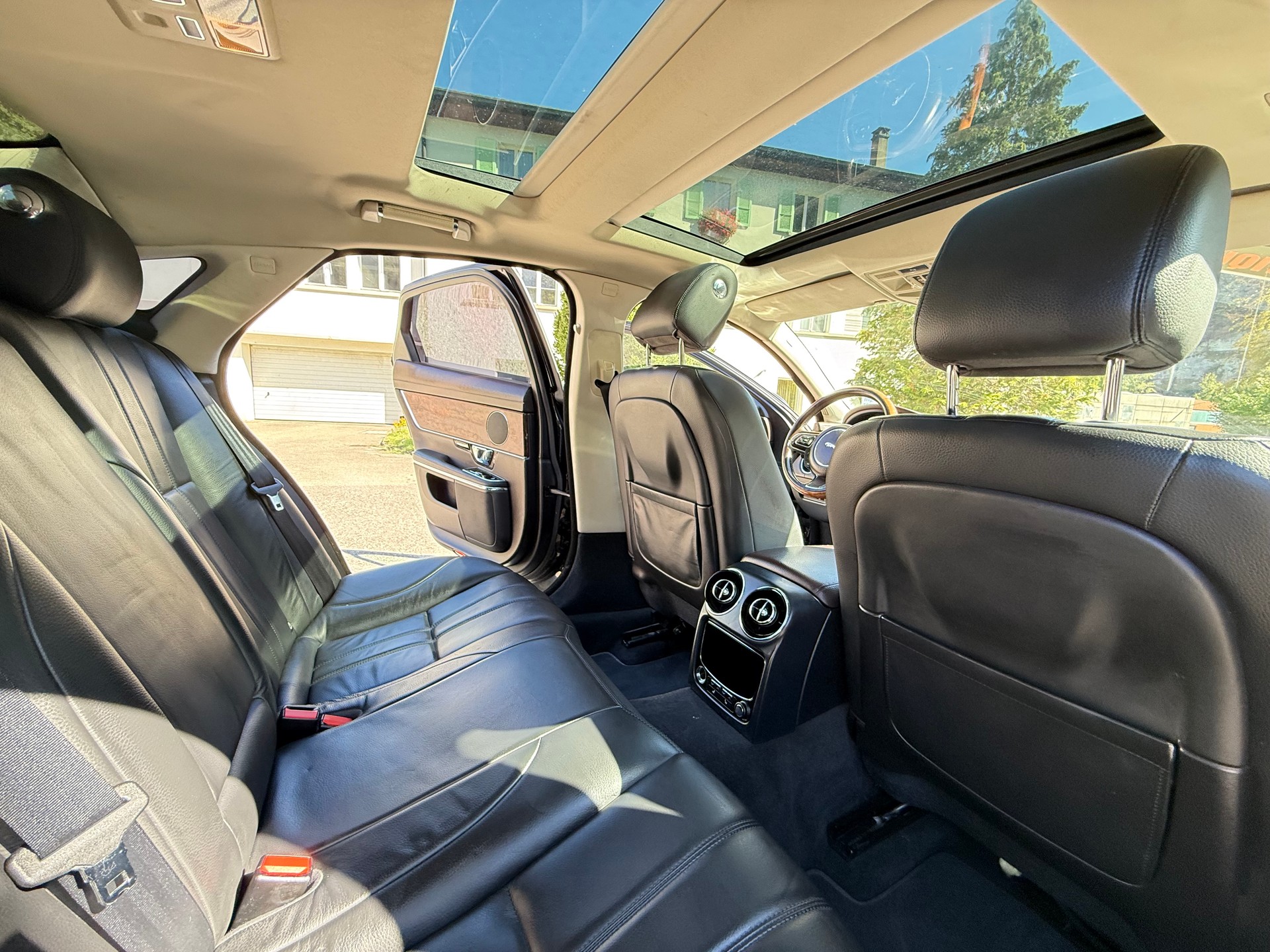 JAGUAR XJ 3.0d V6 Luxury Automatic-image-12