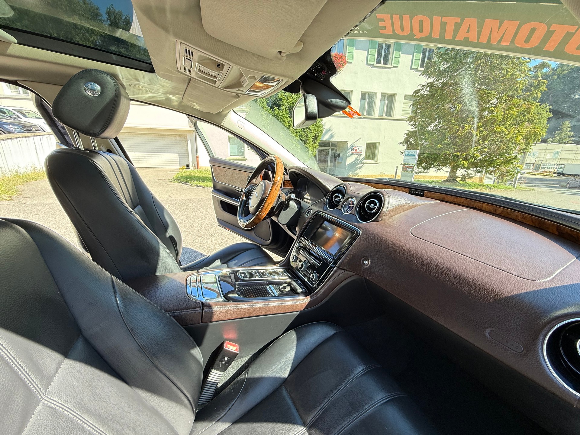 JAGUAR XJ 3.0d V6 Luxury Automatic-image-13