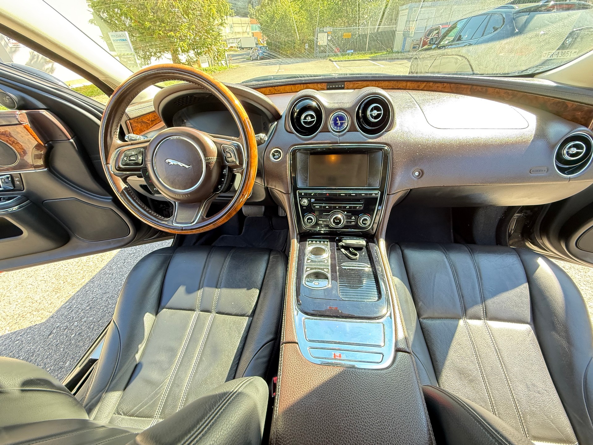 JAGUAR XJ 3.0d V6 Luxury Automatic-image-22