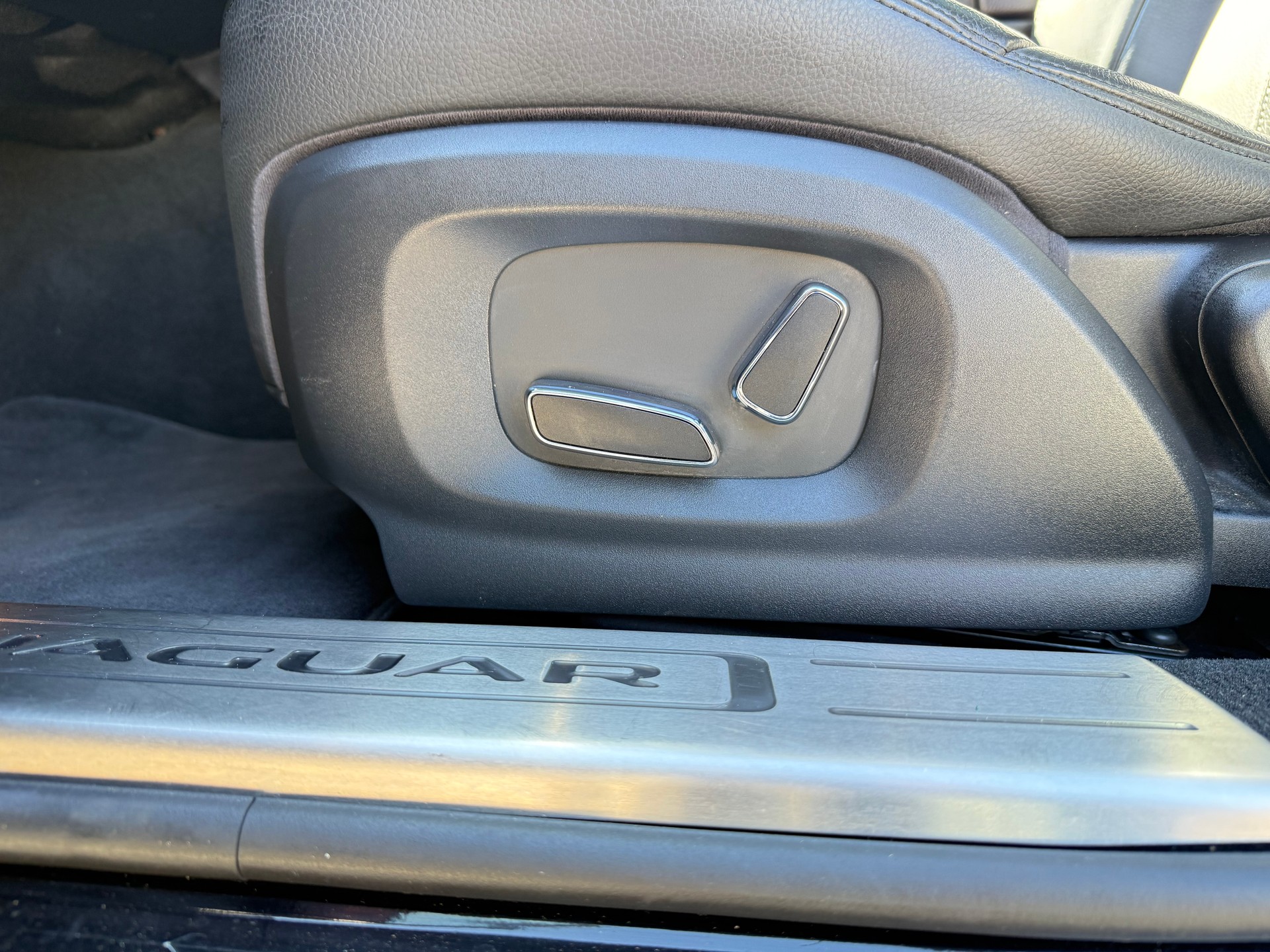 JAGUAR XJ 3.0d V6 Luxury Automatic-image-24